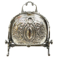 Antigua caja inglesa de galletas Sheffield Victorian Repousse bañada en plata