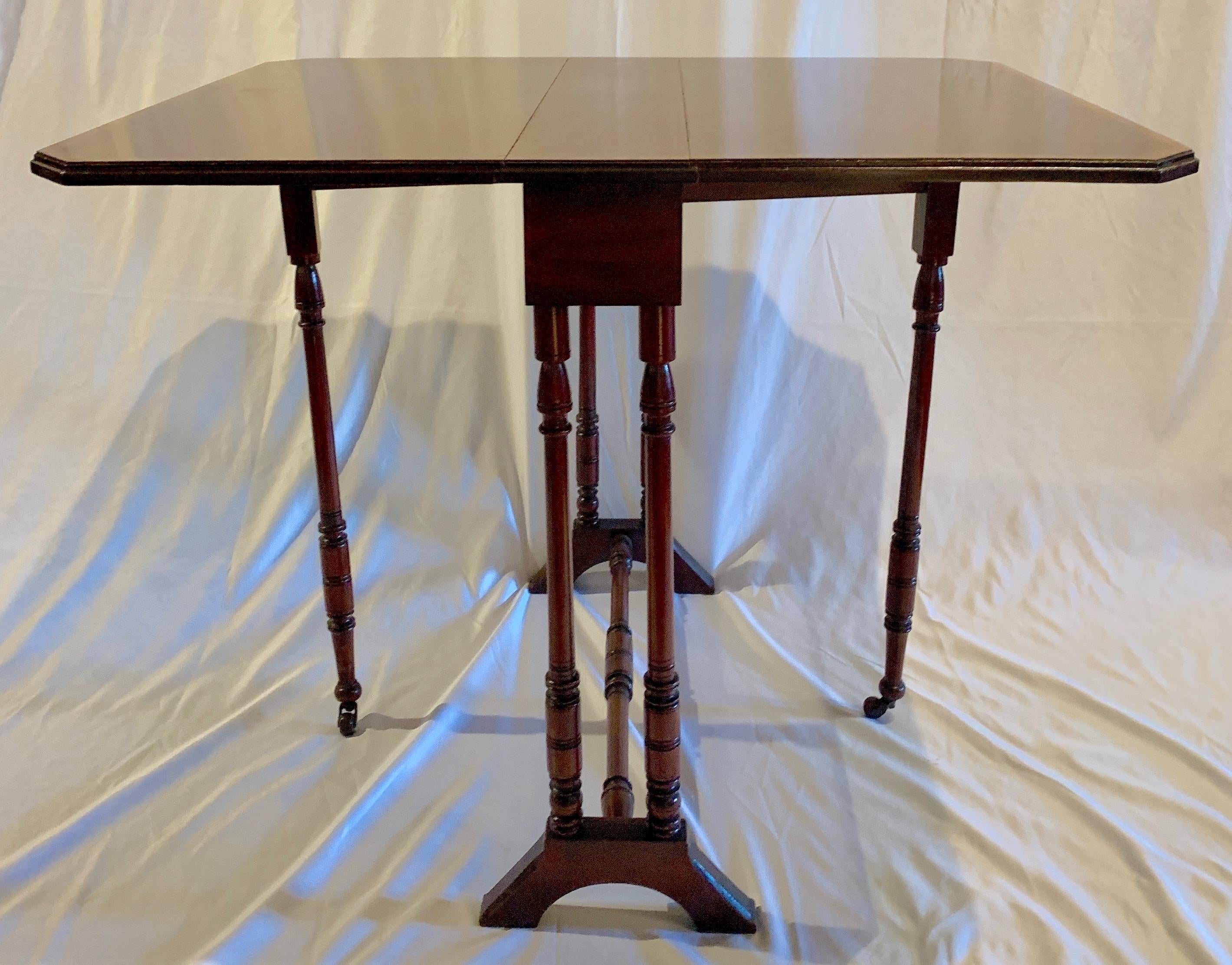 Antique English Sheraton Drop-Leaf Table In Good Condition For Sale In New Orleans, LA