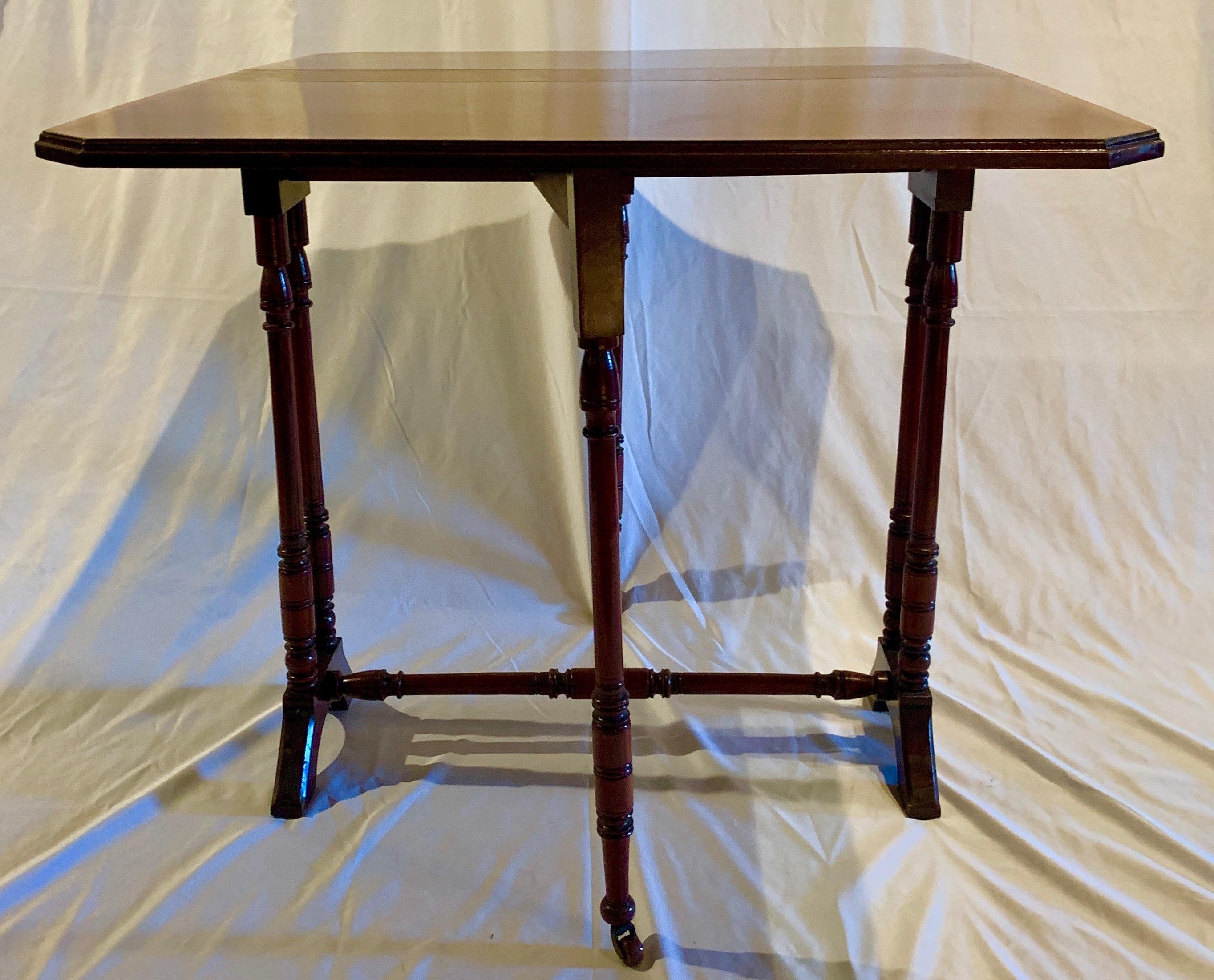 Antique English Sheraton drop-leaf table with nice banding. Its pleasing, straight forward lines will allow this table to marry with many other furniture styles.
 