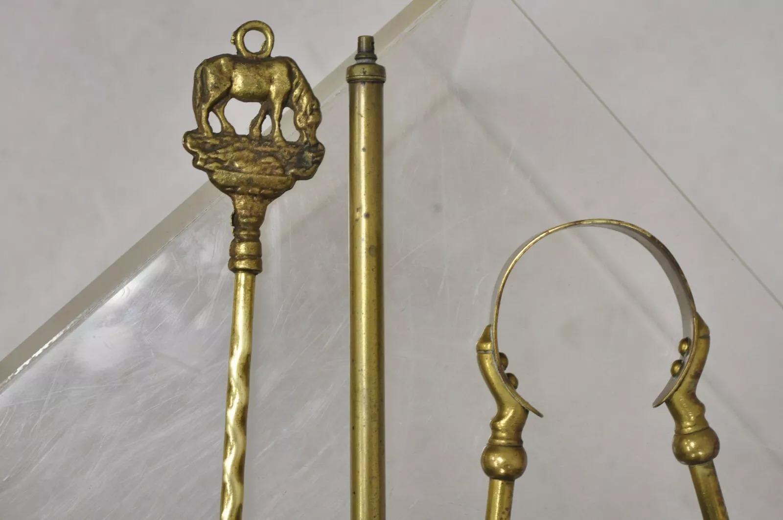 Antico set di utensili per caminetto in ottone figurato di Sheraton Feder - Set di 3 pezzi. L'inserzione include (1) Poker espandibile, (1) Coppia di pinze, (1) Poker a forchetta con terminale a forma di cavallo. Circa alla fine del XIX secolo.