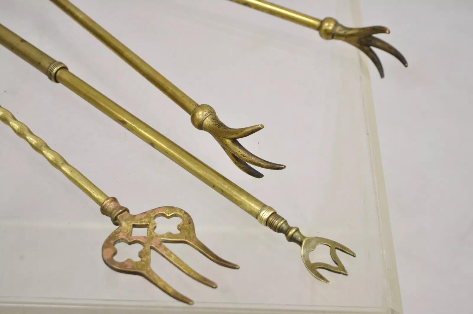 Antico set di utensili da camino in ottone figurato Sheraton Feder - 3 pezzi In condizioni buone in vendita a Philadelphia, PA