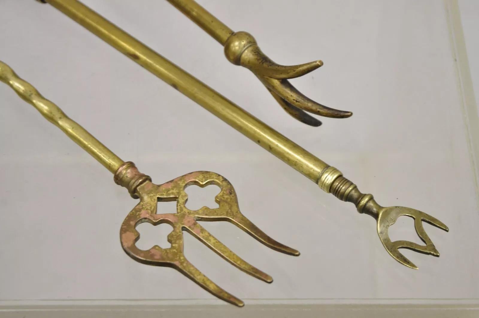 XIX secolo Antico set di utensili da camino in ottone figurato Sheraton Feder - 3 pezzi in vendita