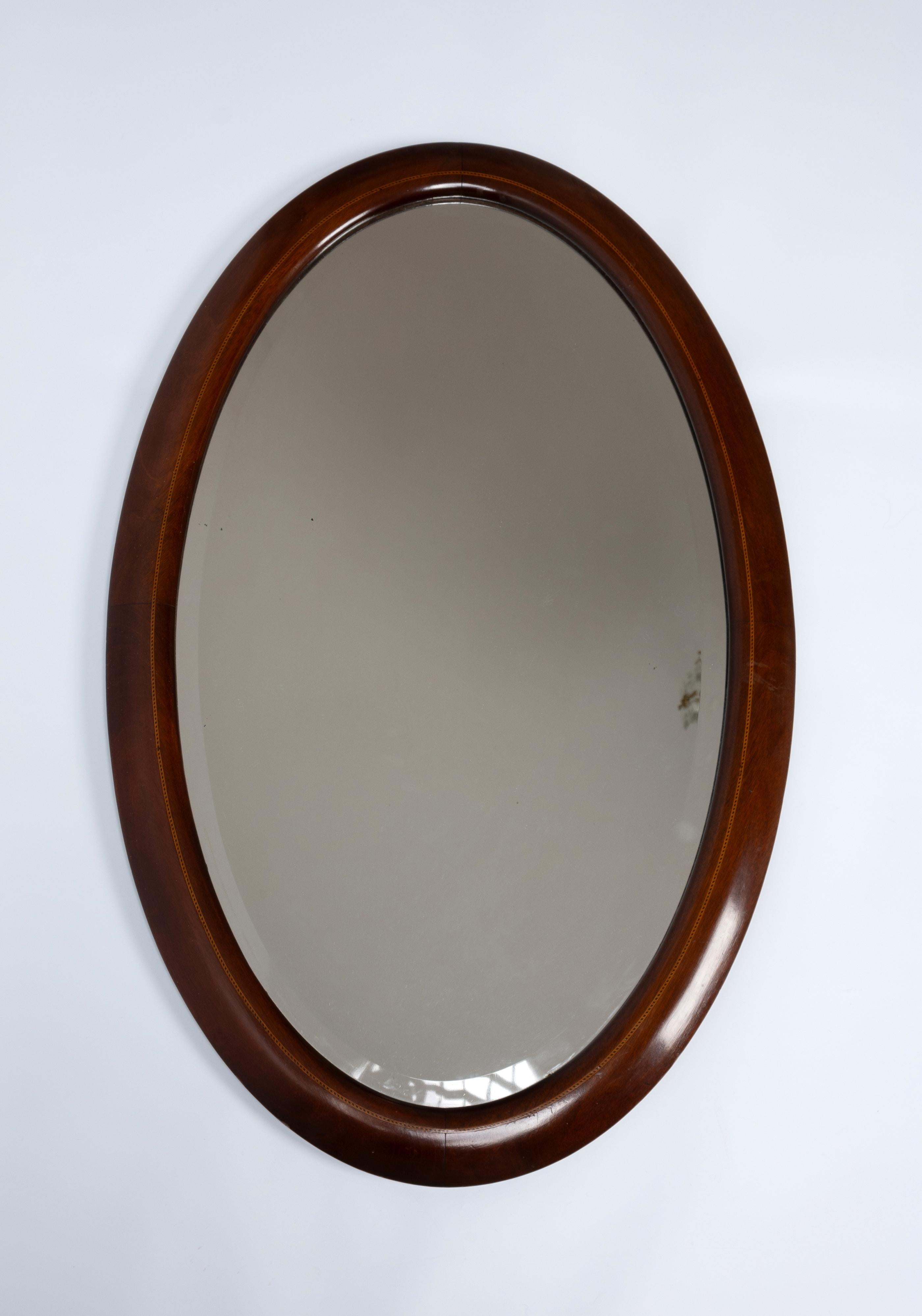 Antique English Sheraton Revival Cushioned Inlaid Mahogany Oval Mirror 
C.1900
Elegant mirror with boxwood inlay. Attractive original thick bevelled glass.

Presented in very good condition commensurate of age. 