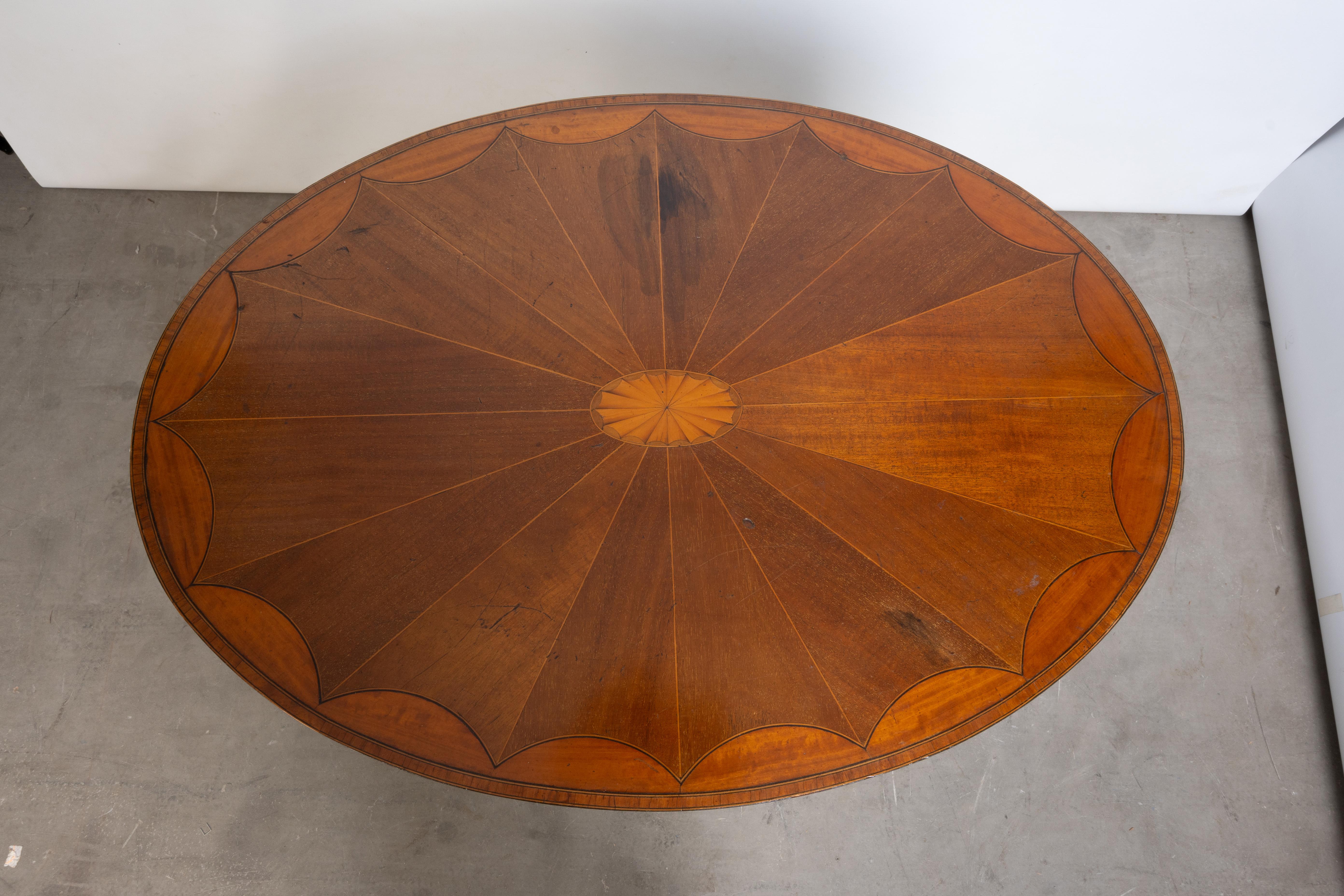 Ancienne table centrale ovale marquetée de style Sheraton Revival anglais, vers 1900 en vente 4