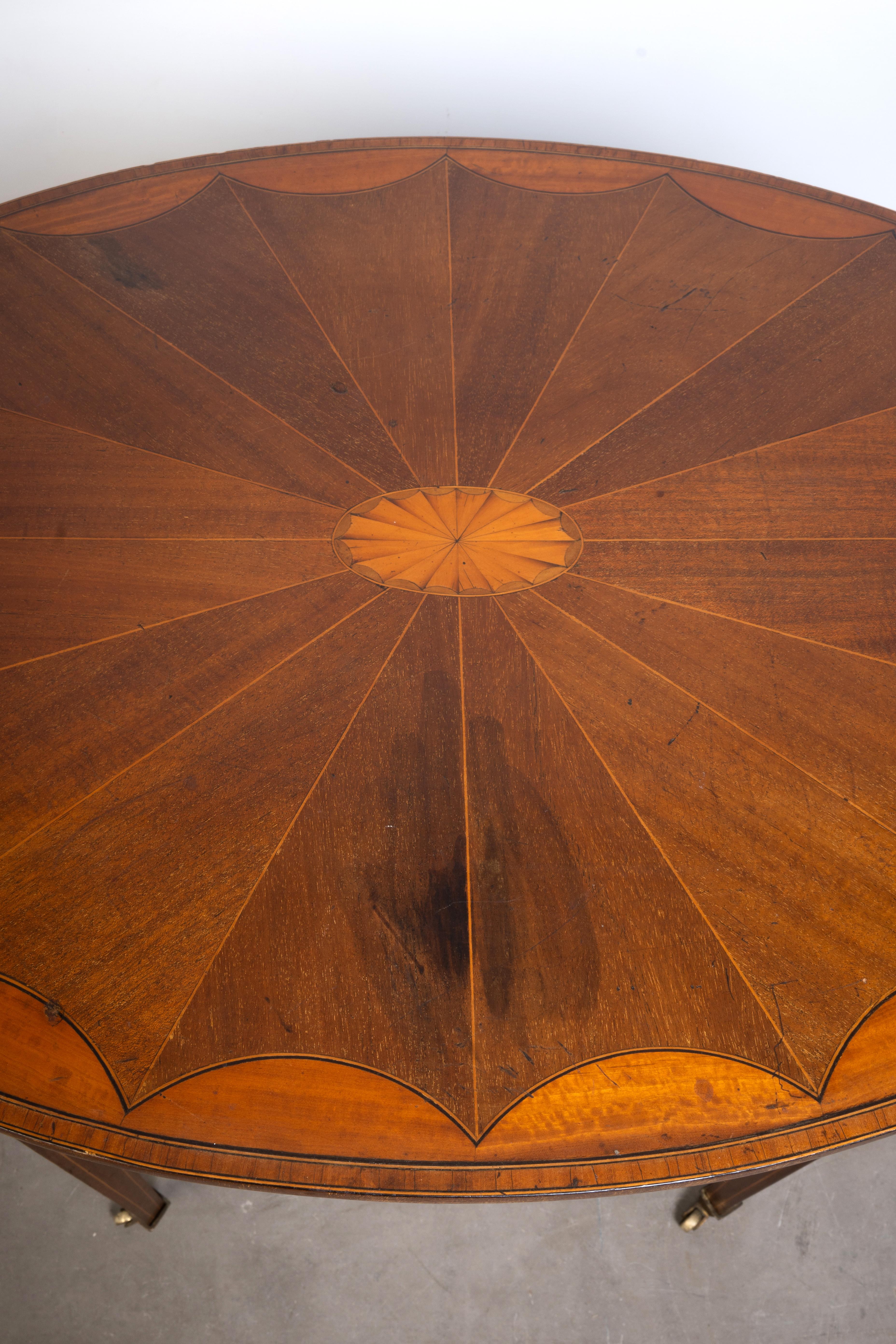 Marqueterie Ancienne table centrale ovale marquetée de style Sheraton Revival anglais, vers 1900 en vente