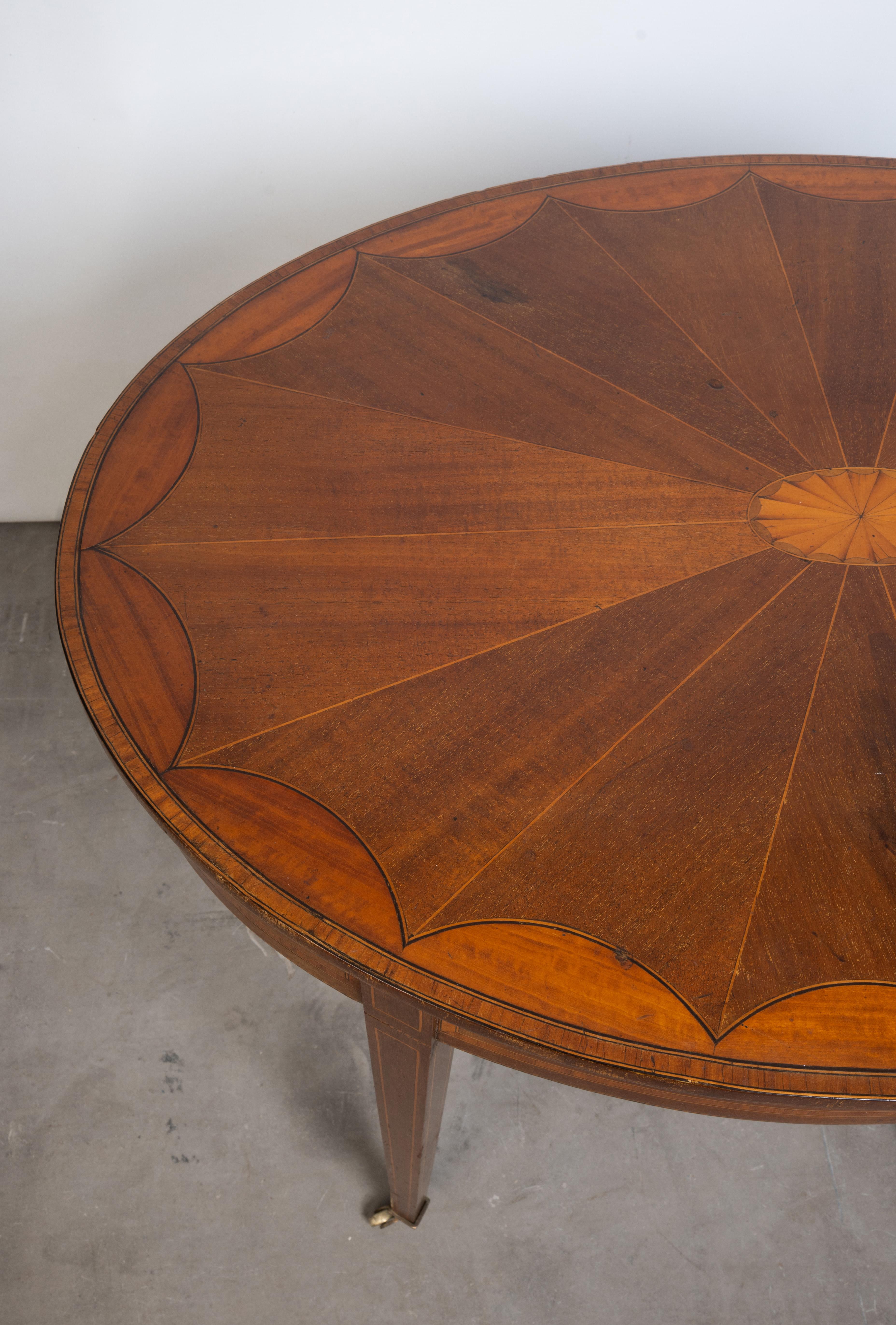 Ancienne table centrale ovale marquetée de style Sheraton Revival anglais, vers 1900 État moyen - En vente à London, GB