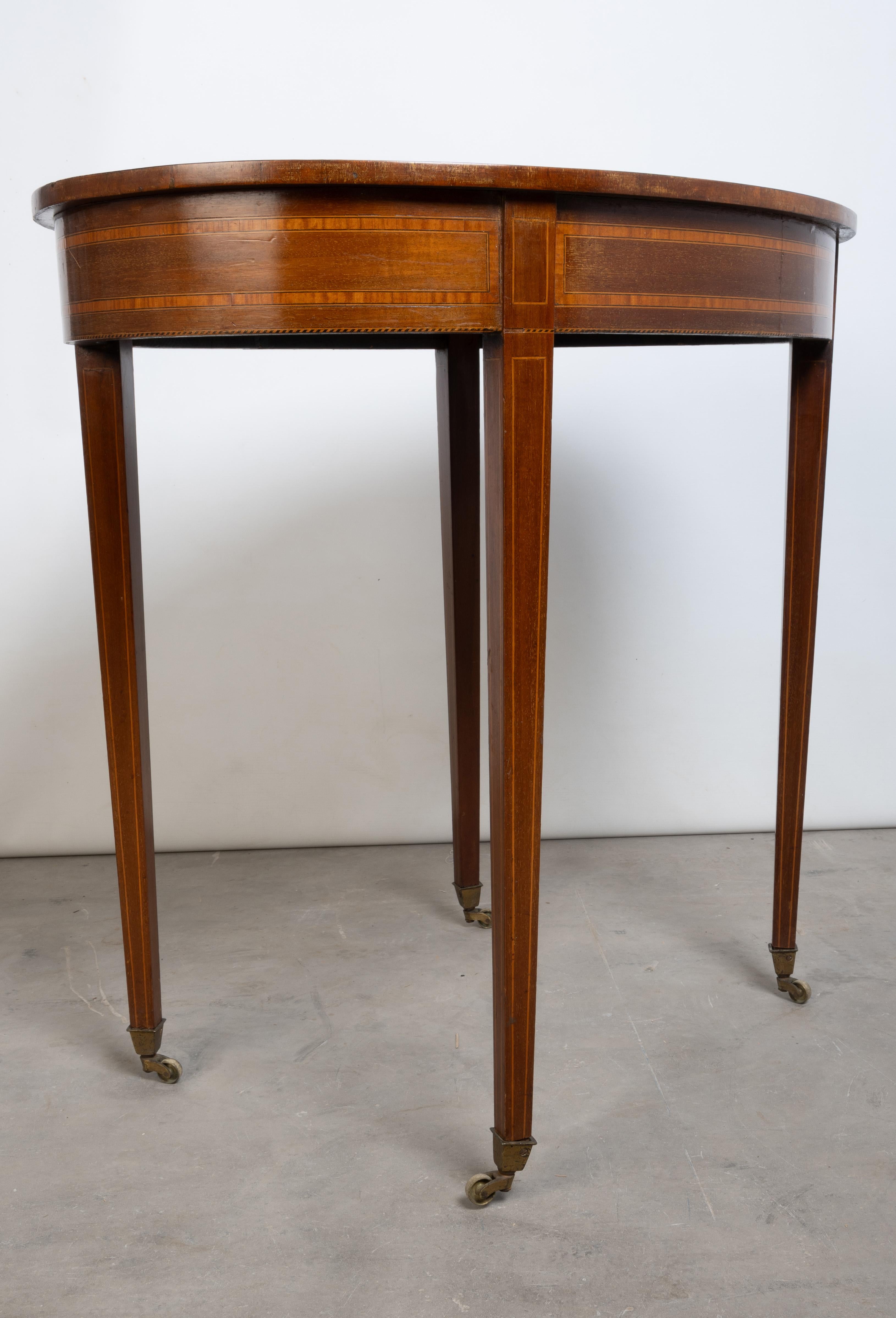 Début du 20ème siècle Ancienne table centrale ovale marquetée de style Sheraton Revival anglais, vers 1900 en vente