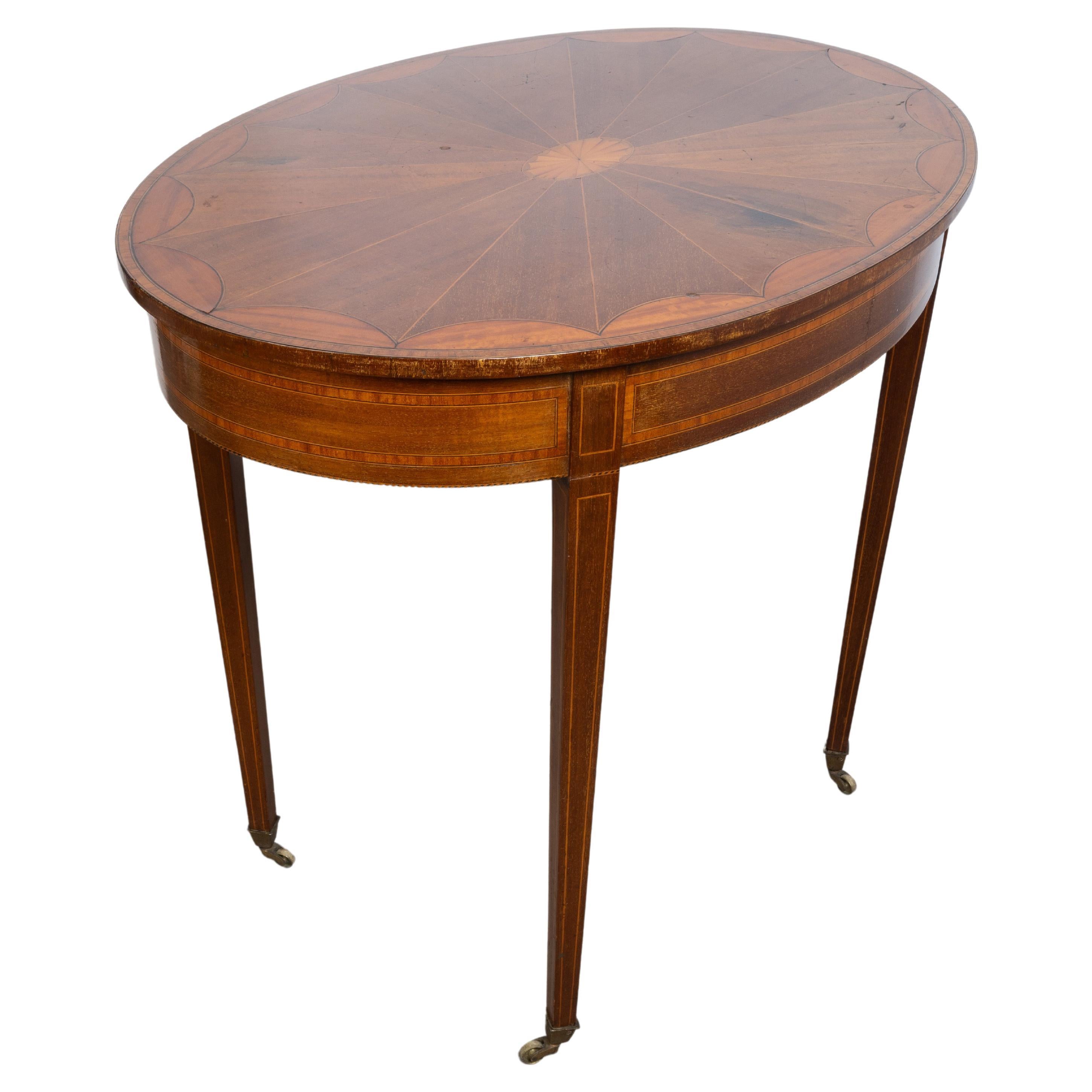 Ancienne table centrale ovale marquetée de style Sheraton Revival anglais, vers 1900