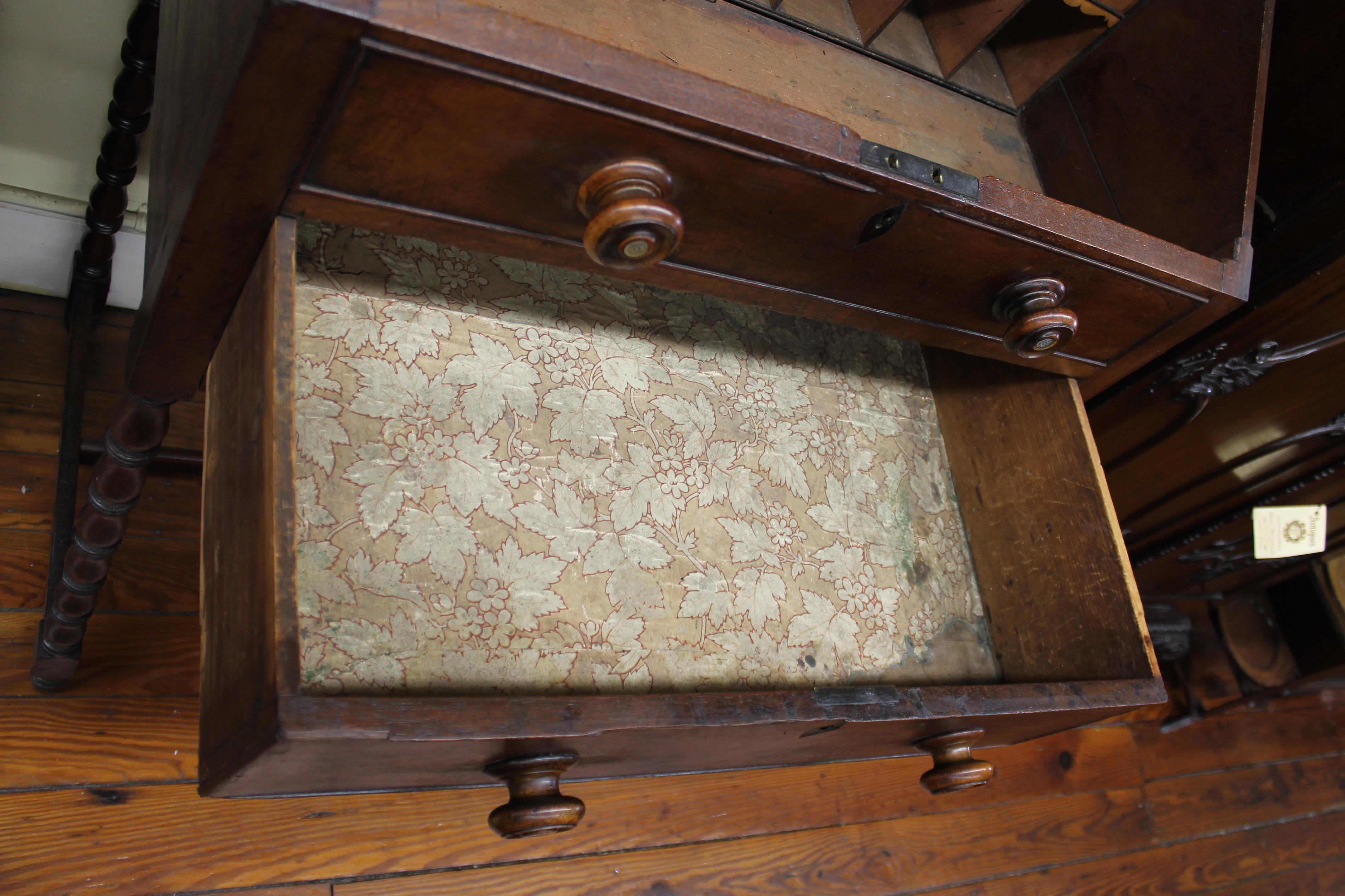 Antiker englischer Schreibtisch aus Mahagoni im Sheraton-Stil mit integriertem Innenraum 8