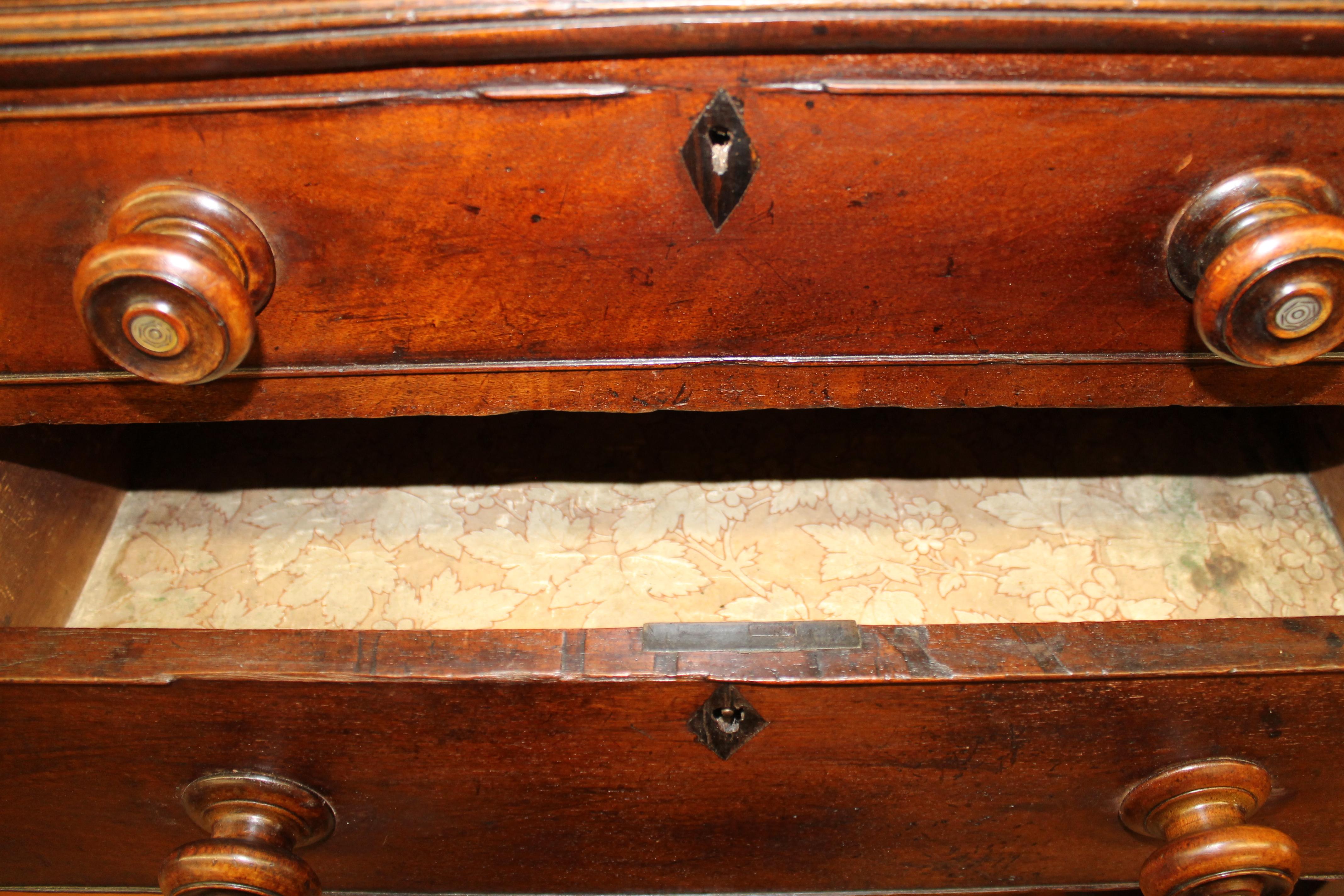 Antiker englischer Schreibtisch aus Mahagoni im Sheraton-Stil mit integriertem Innenraum im Zustand „Gut“ in Charleston, SC