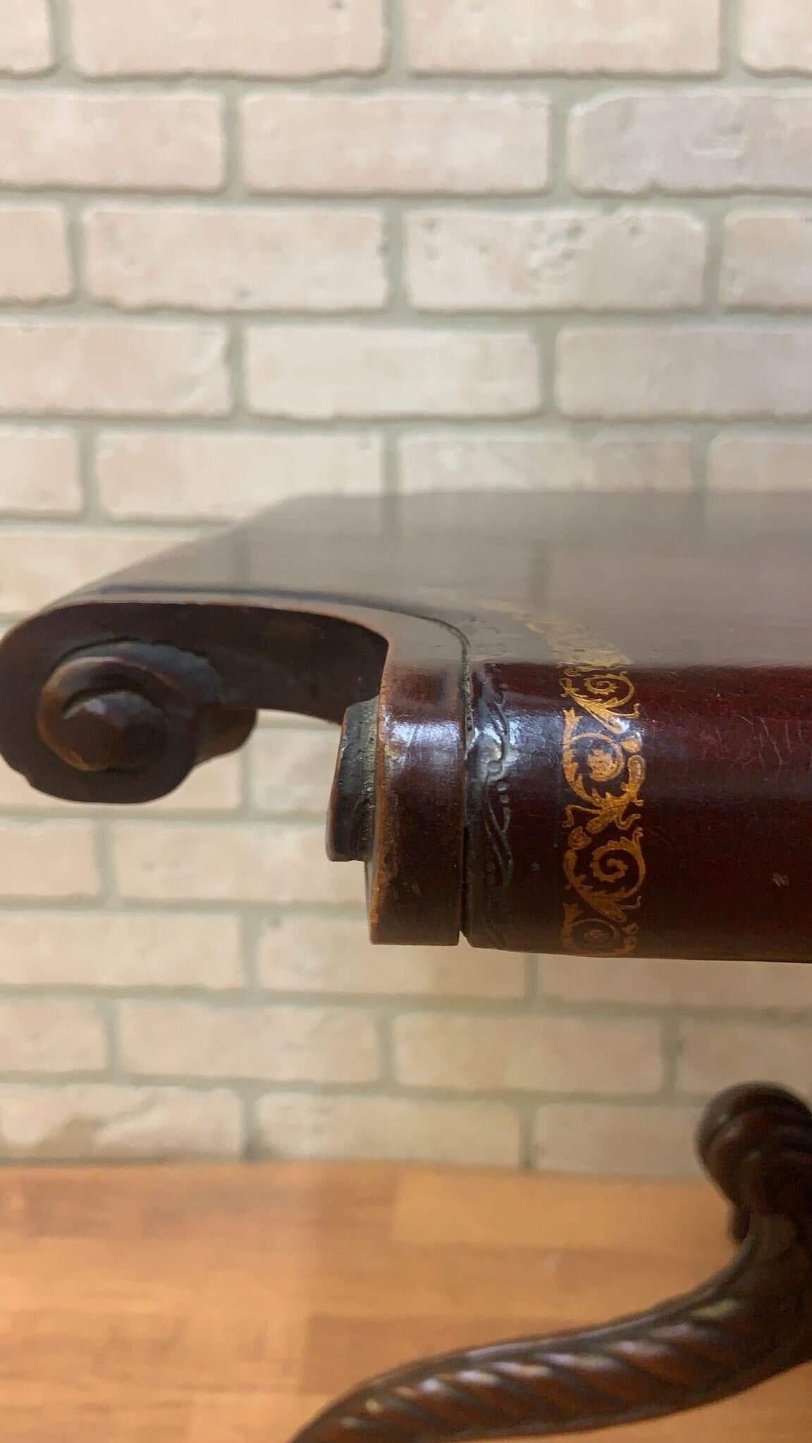 Antique cuir anglais de style Sheraton sculpté et orné de volutes à deux niveaux Bon état - En vente à Chicago, IL