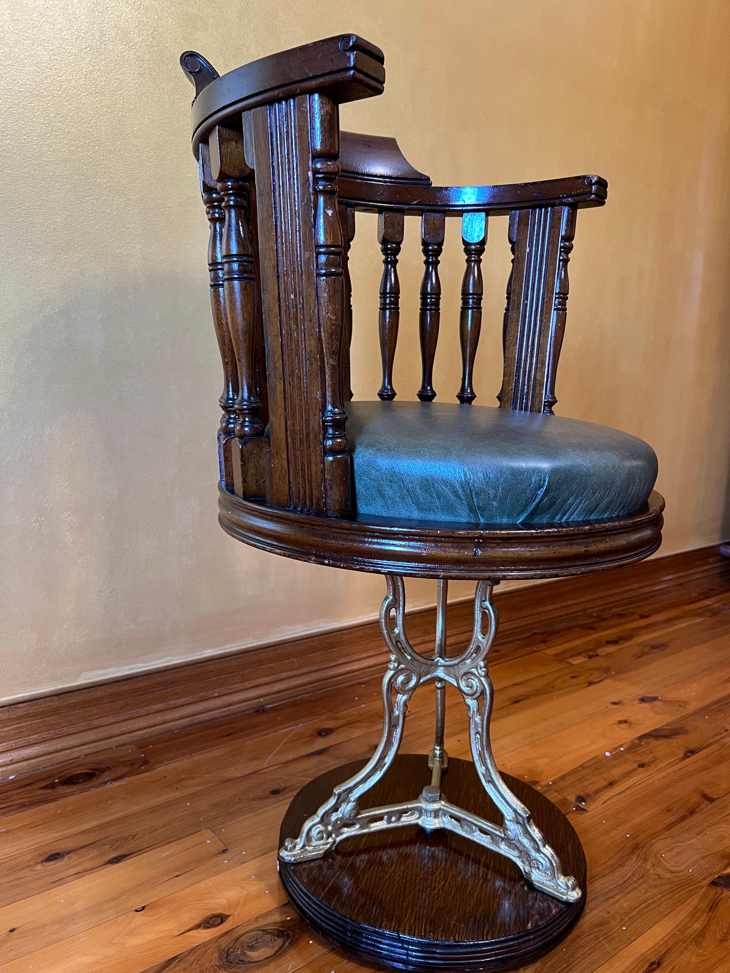 Antique English Ship Captains Leather & Oak Chair In Good Condition For Sale In EDENSOR PARK, NSW
