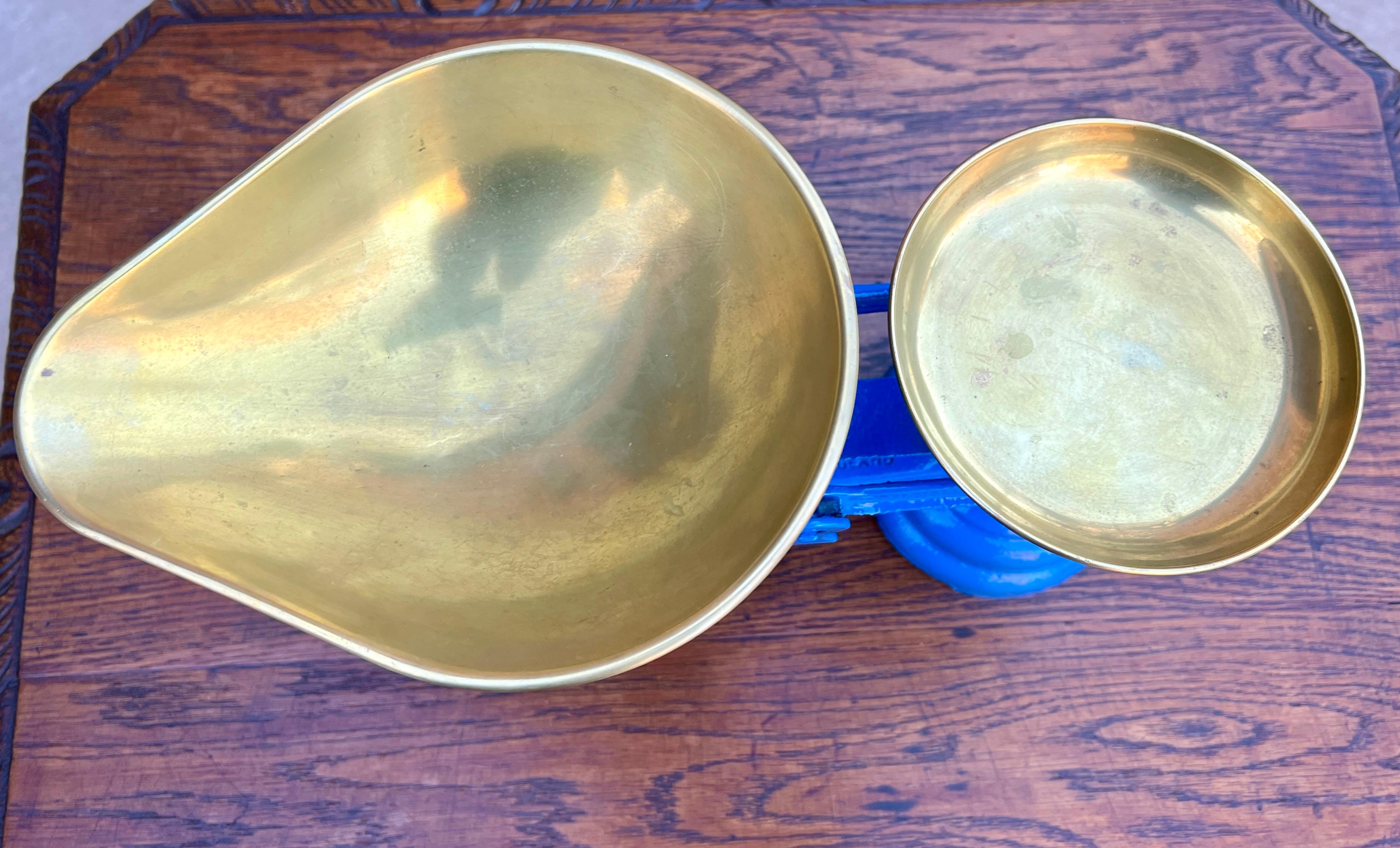 Antique English Shop Scale 7 Graduated Weights With Brass Pans Blue For Sale 10