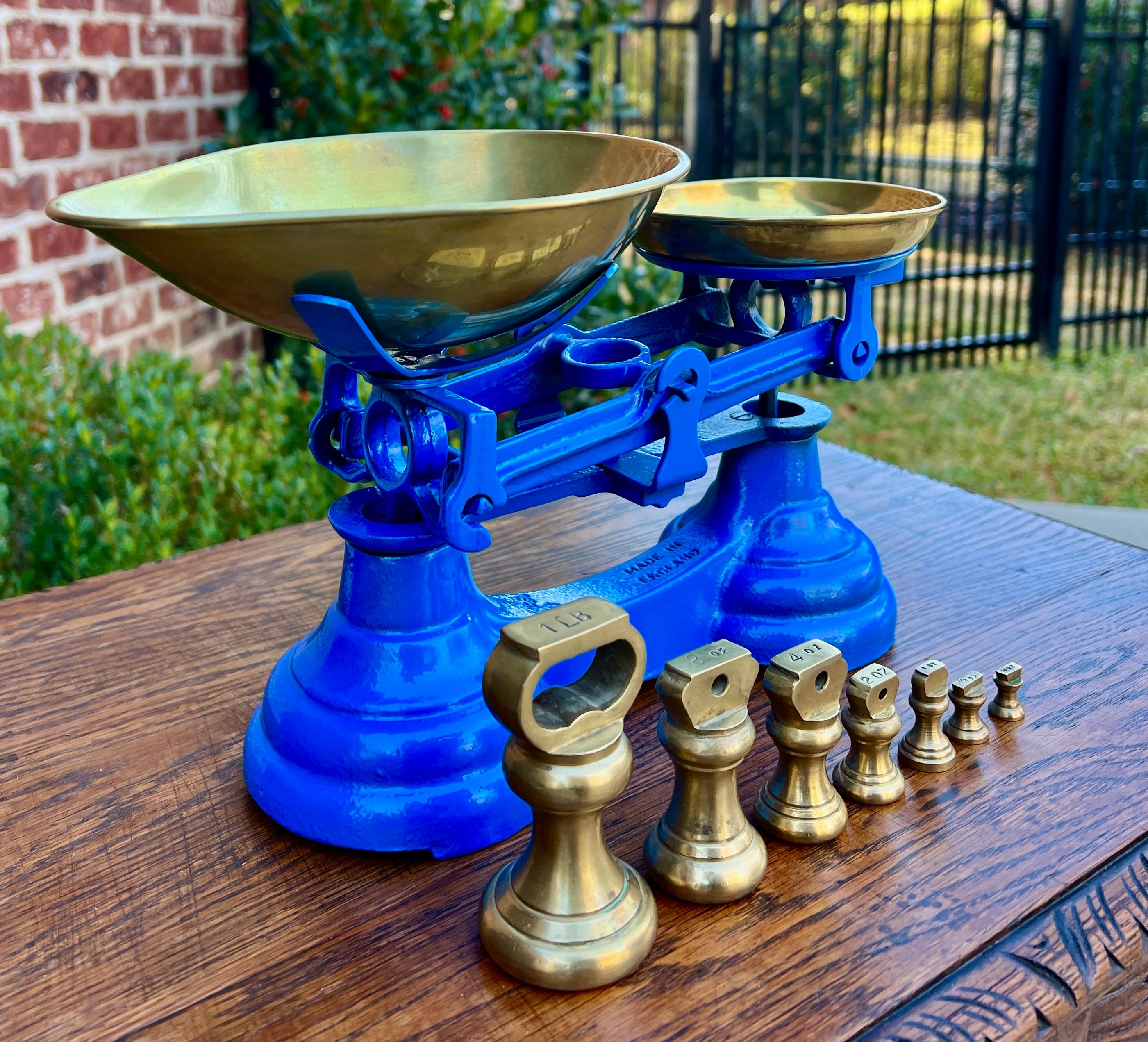 Antique English Shop Scale 7 Graduated Weights With Brass Pans Blue In Good Condition For Sale In Tyler, TX