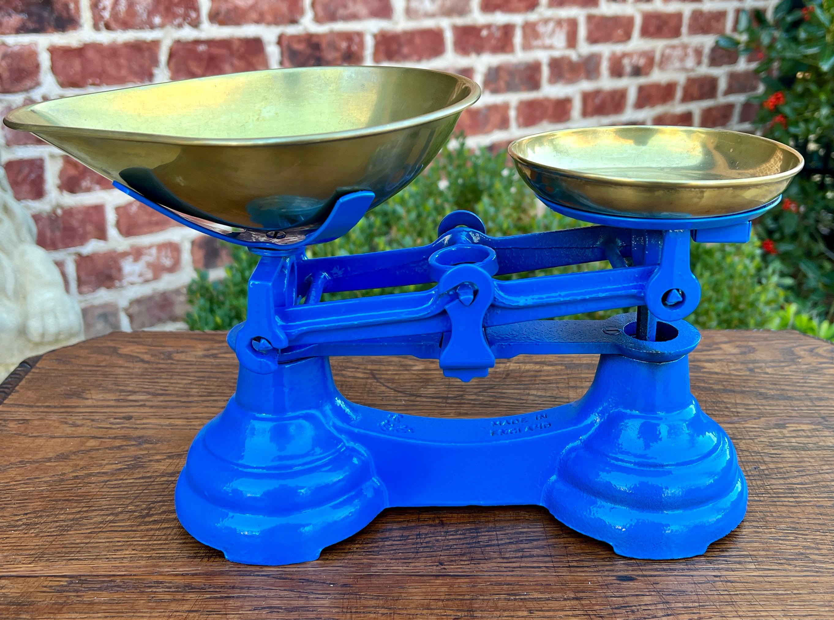 Mid-20th Century Antique English Shop Scale 7 Graduated Weights With Brass Pans Blue For Sale