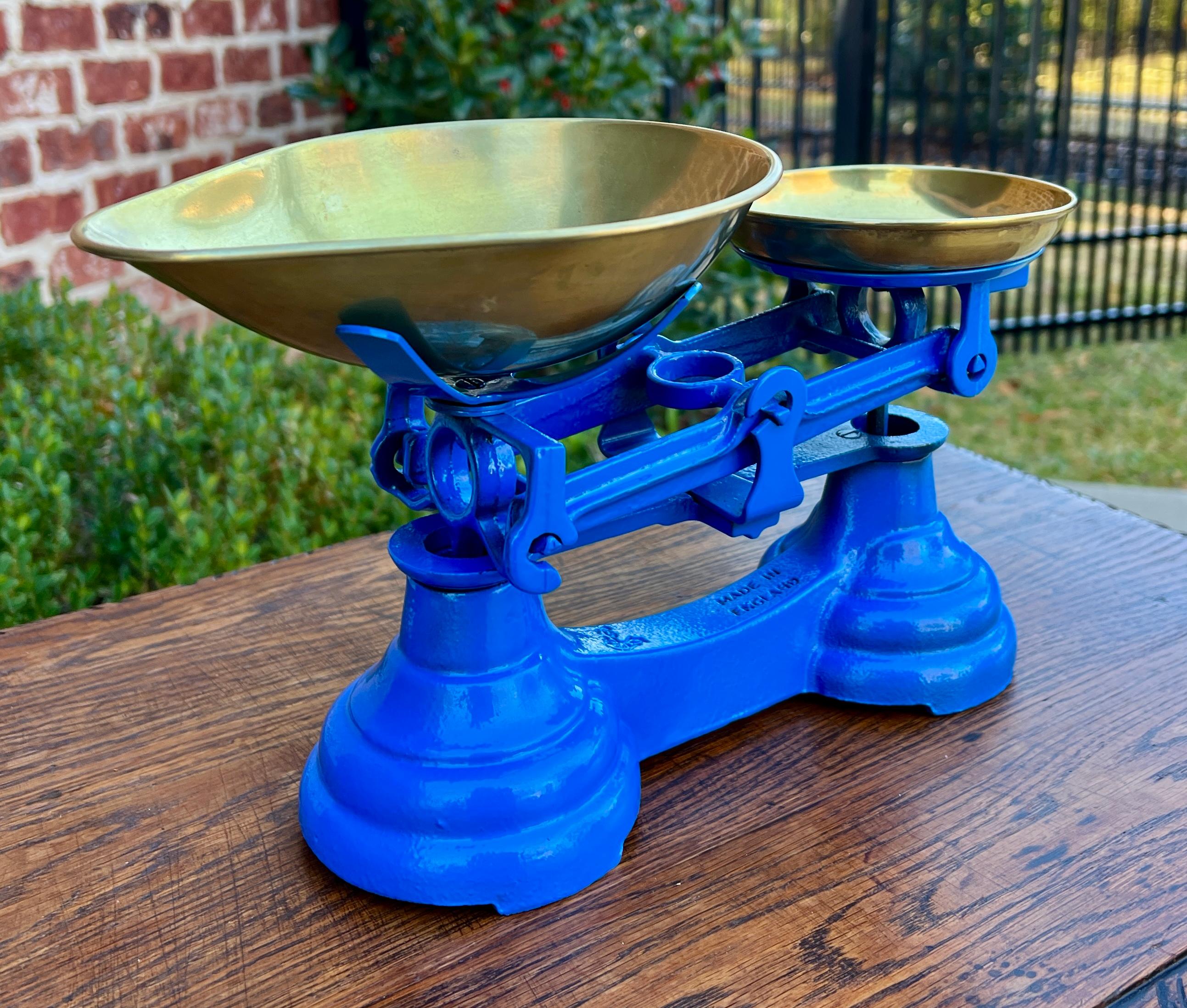 Antique English Shop Scale 7 Graduated Weights With Brass Pans Blue For Sale 3