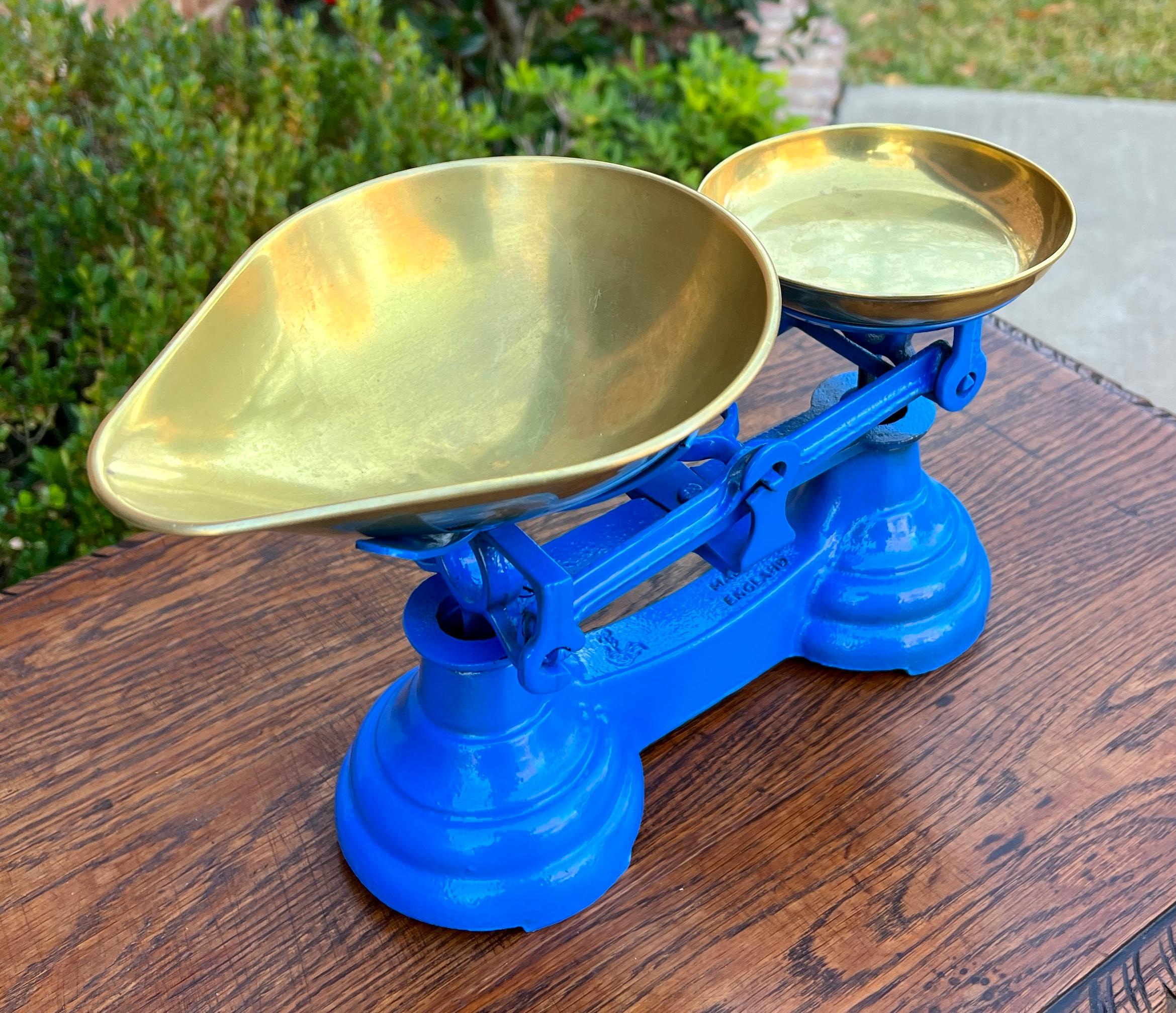 Antique English Shop Scale 7 Graduated Weights With Brass Pans Blue For Sale 4