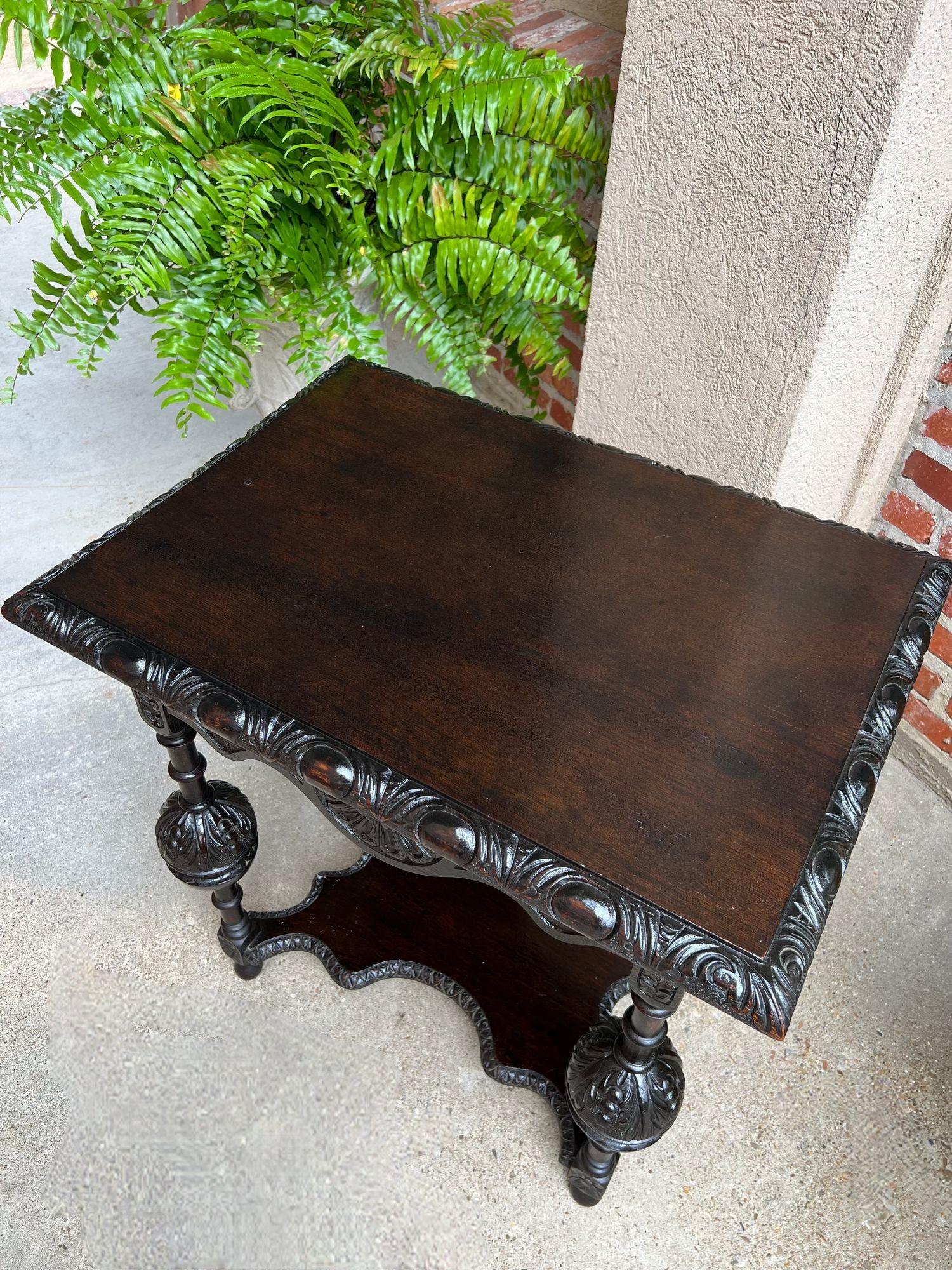 Ancienne table de canapé d'appoint anglaise baroque à deux niveaux Tudor en chêne sculpté et ébénisé 2