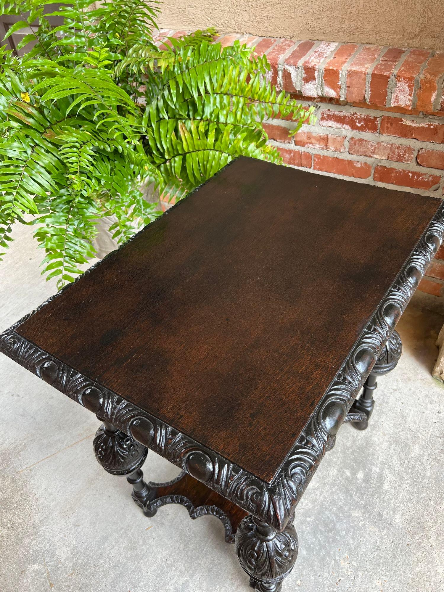 Ancienne table de canapé d'appoint anglaise baroque à deux niveaux Tudor en chêne sculpté et ébénisé 4