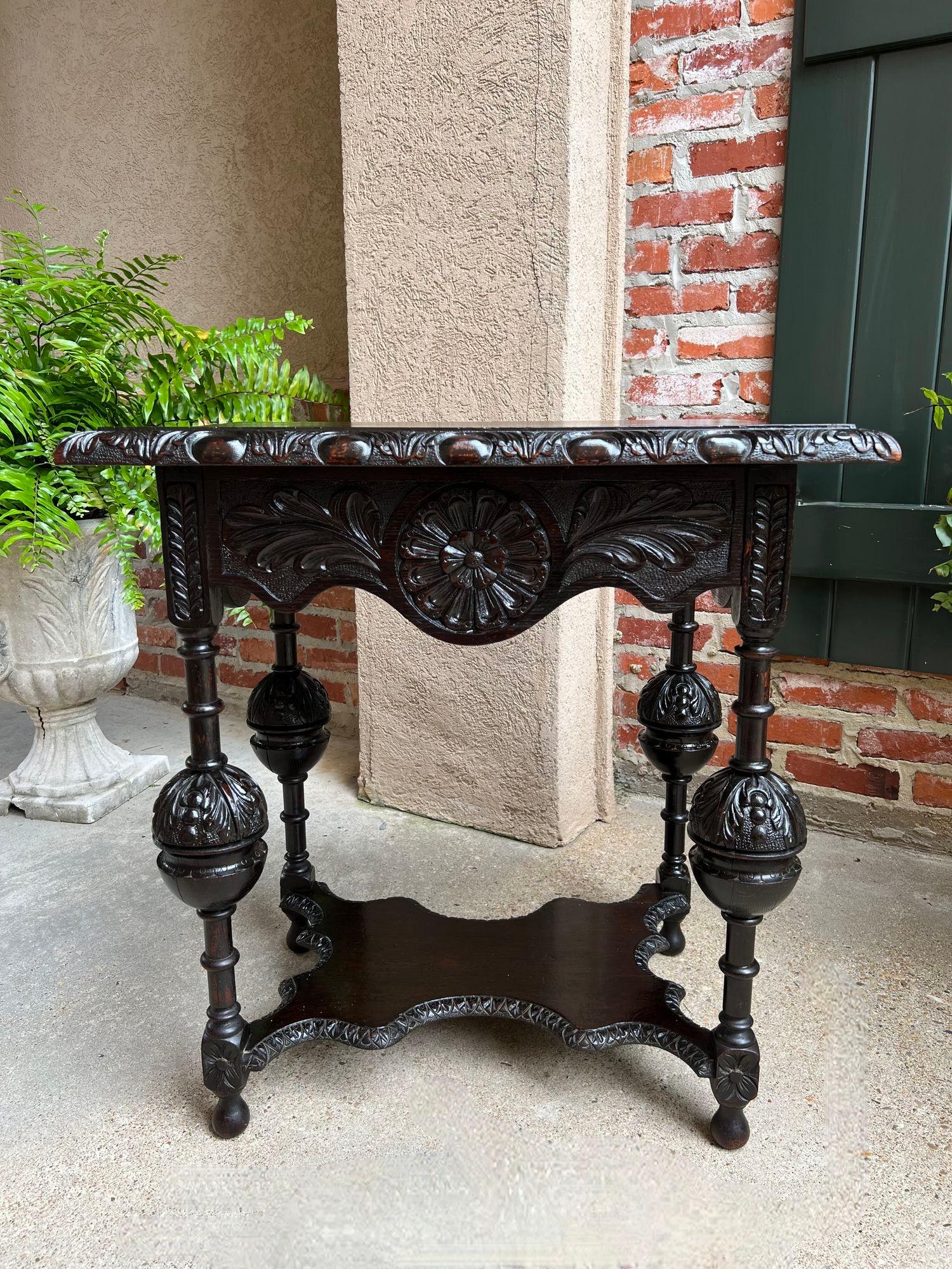 Ancienne table de canapé d'appoint anglaise baroque à deux niveaux Tudor en chêne sculpté et ébénisé 5