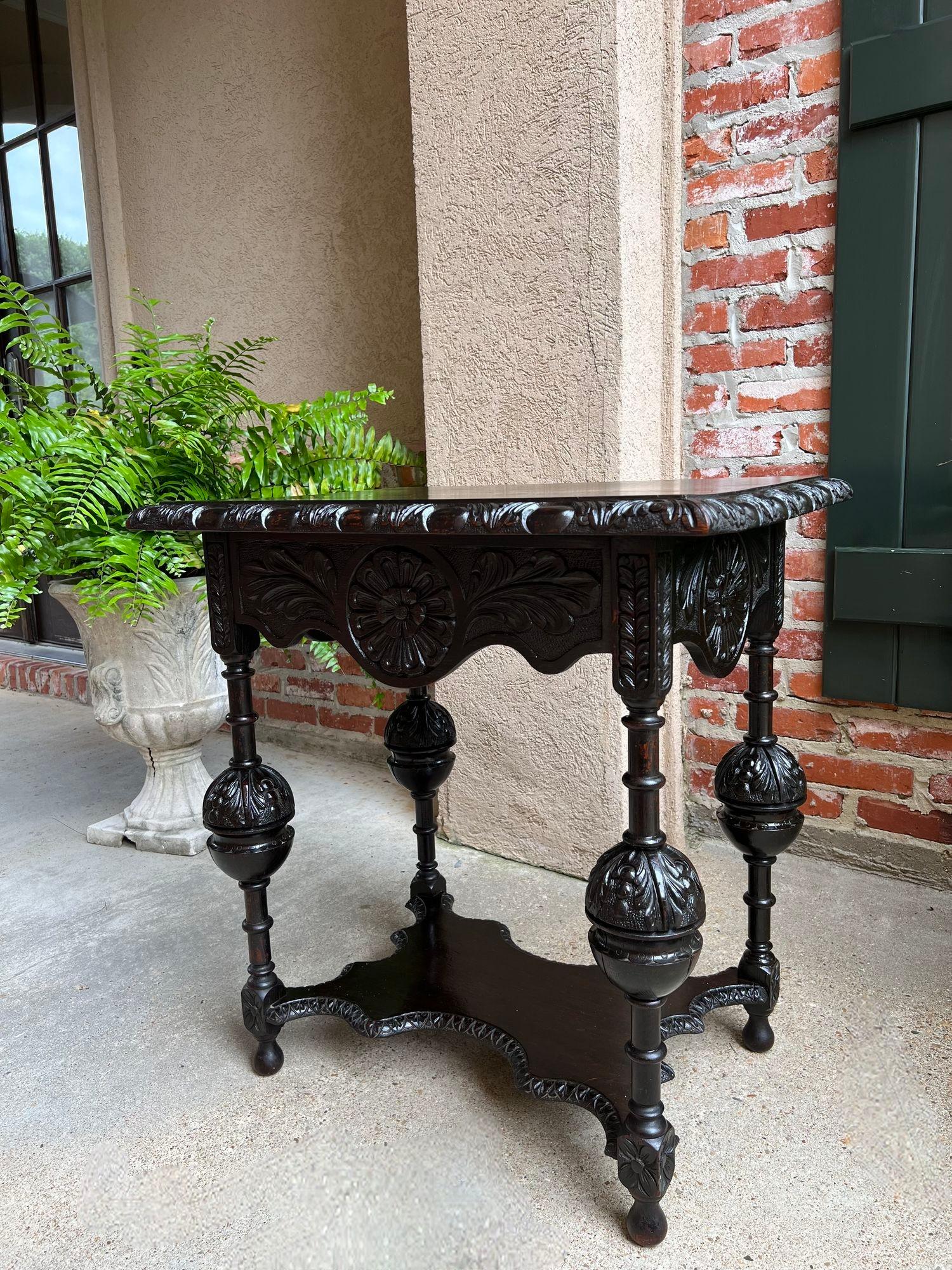 Ancienne table de canapé d'appoint anglaise baroque à deux niveaux Tudor en chêne sculpté et ébénisé 6