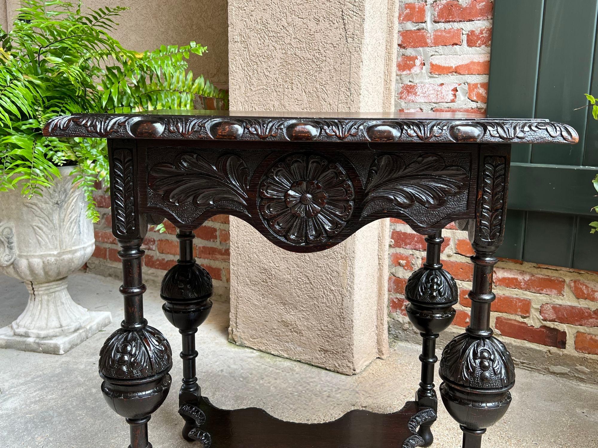 Ancienne table de canapé d'appoint anglaise baroque à deux niveaux Tudor en chêne sculpté et ébénisé 7