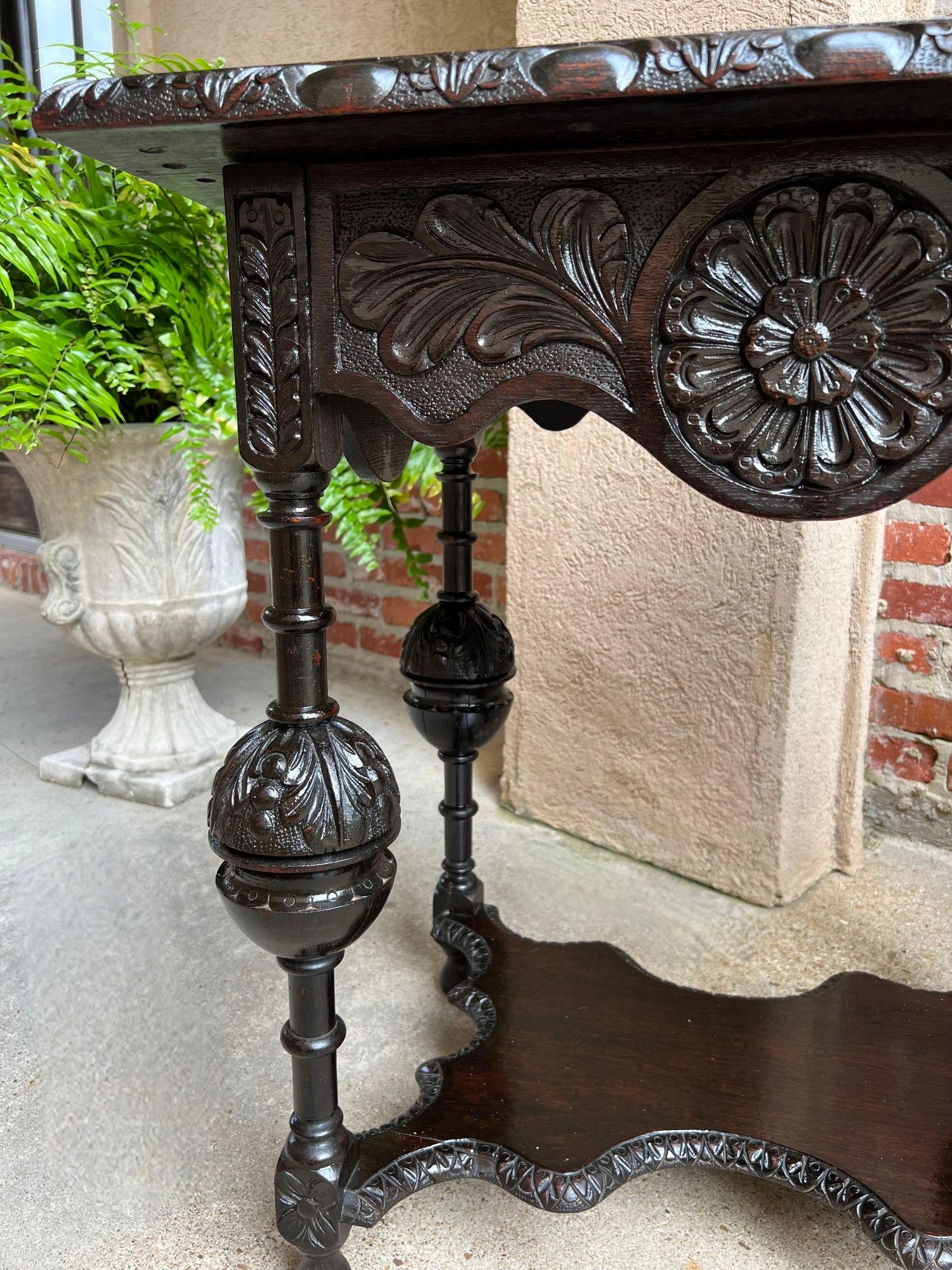 Ancienne table de canapé d'appoint anglaise baroque à deux niveaux Tudor en chêne sculpté et ébénisé 8
