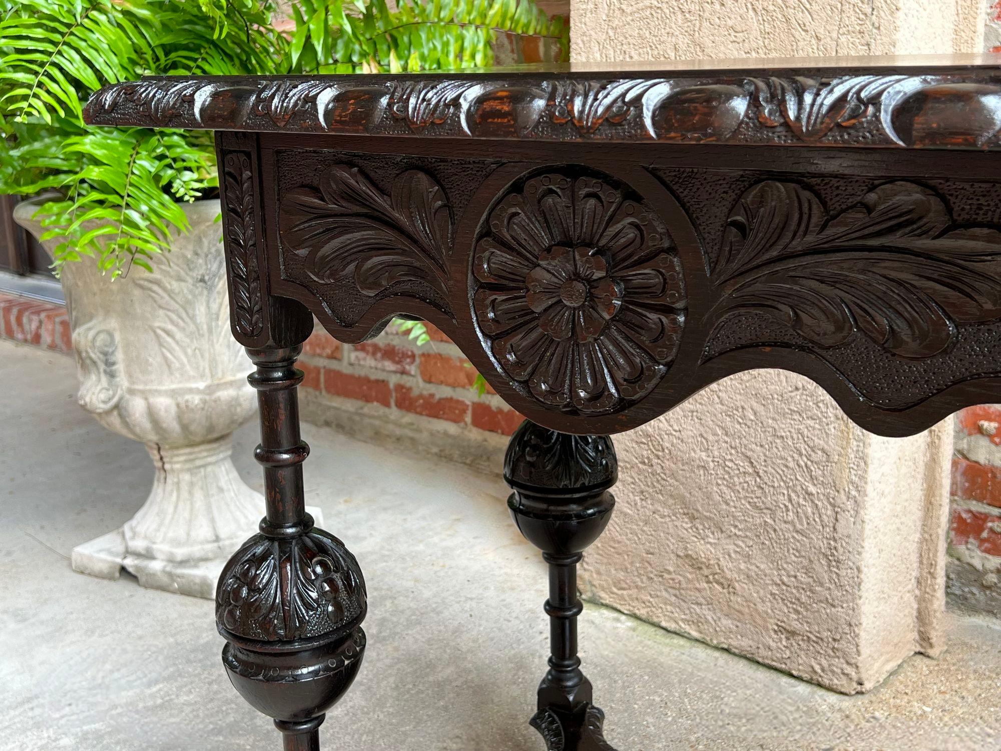 Ancienne table de canapé d'appoint anglaise baroque à deux niveaux Tudor en chêne sculpté et ébénisé 9