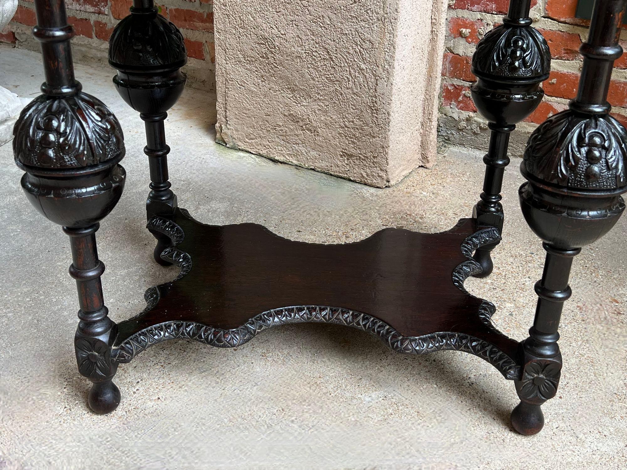 Ancienne table de canapé d'appoint anglaise baroque à deux niveaux Tudor en chêne sculpté et ébénisé 10