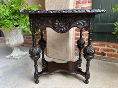 Ancienne table de canapé d'appoint anglaise baroque à deux niveaux Tudor en chêne sculpté et ébénisé
