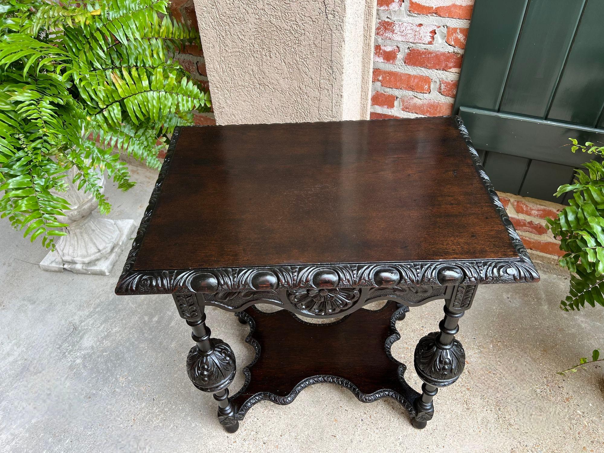 Ancienne table de canapé d'appoint anglaise baroque à deux niveaux Tudor en chêne sculpté et ébénisé 12