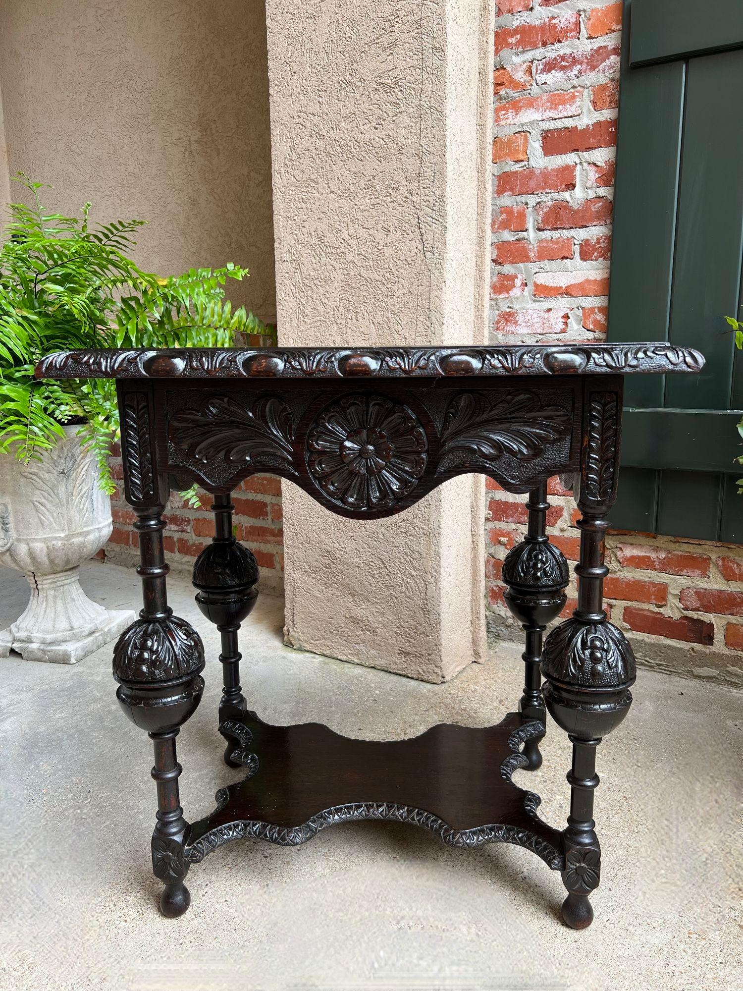 Baroque Ancienne table de canapé d'appoint anglaise baroque à deux niveaux Tudor en chêne sculpté et ébénisé
