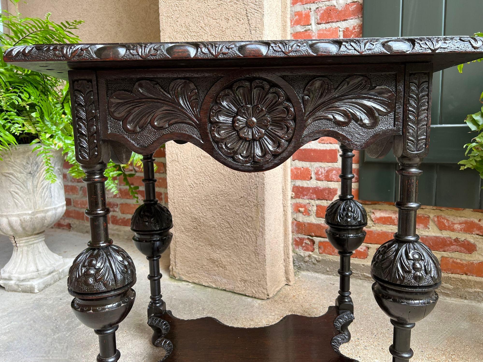 Britannique Ancienne table de canapé d'appoint anglaise baroque à deux niveaux Tudor en chêne sculpté et ébénisé
