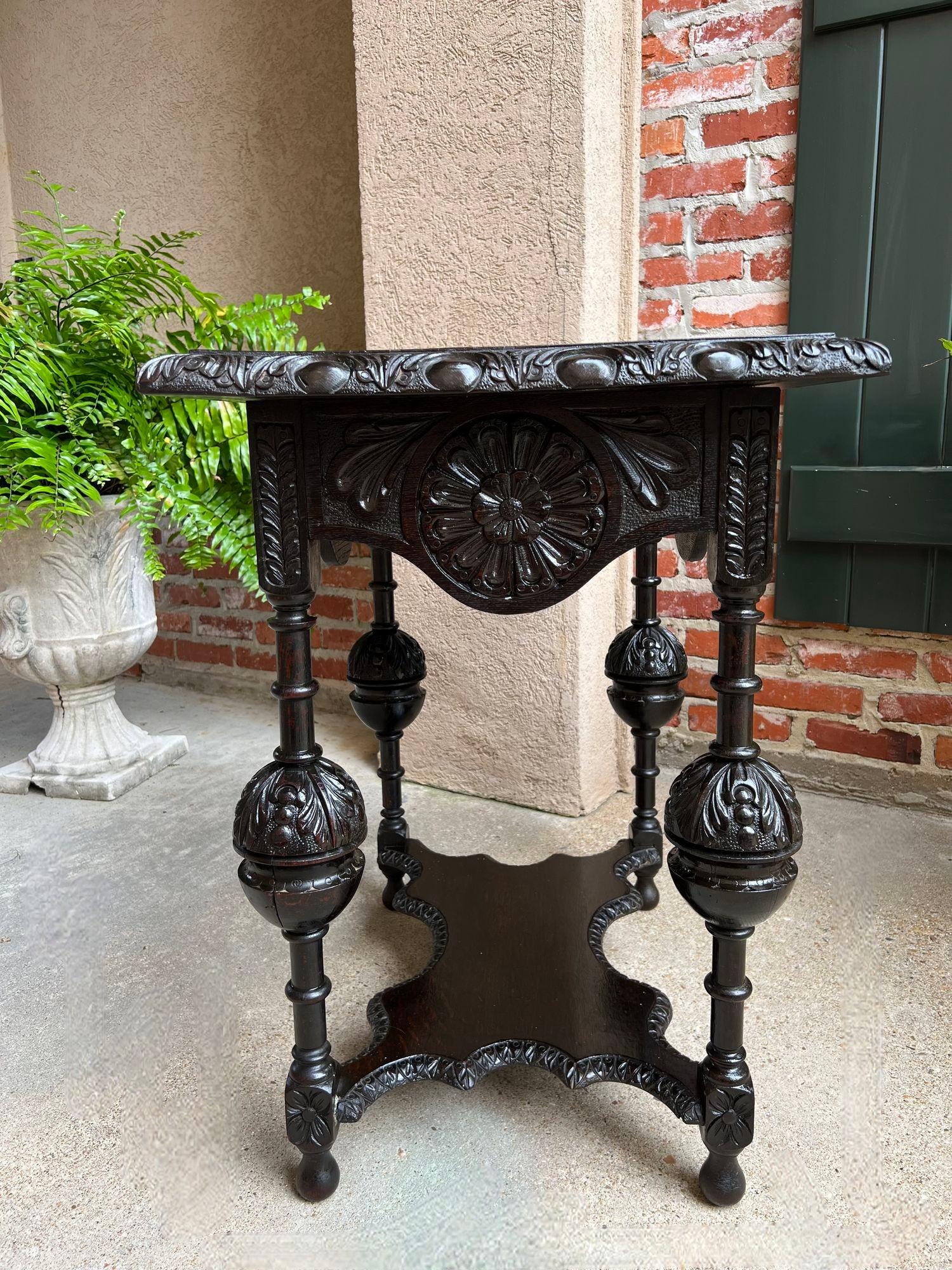 20ième siècle Ancienne table de canapé d'appoint anglaise baroque à deux niveaux Tudor en chêne sculpté et ébénisé