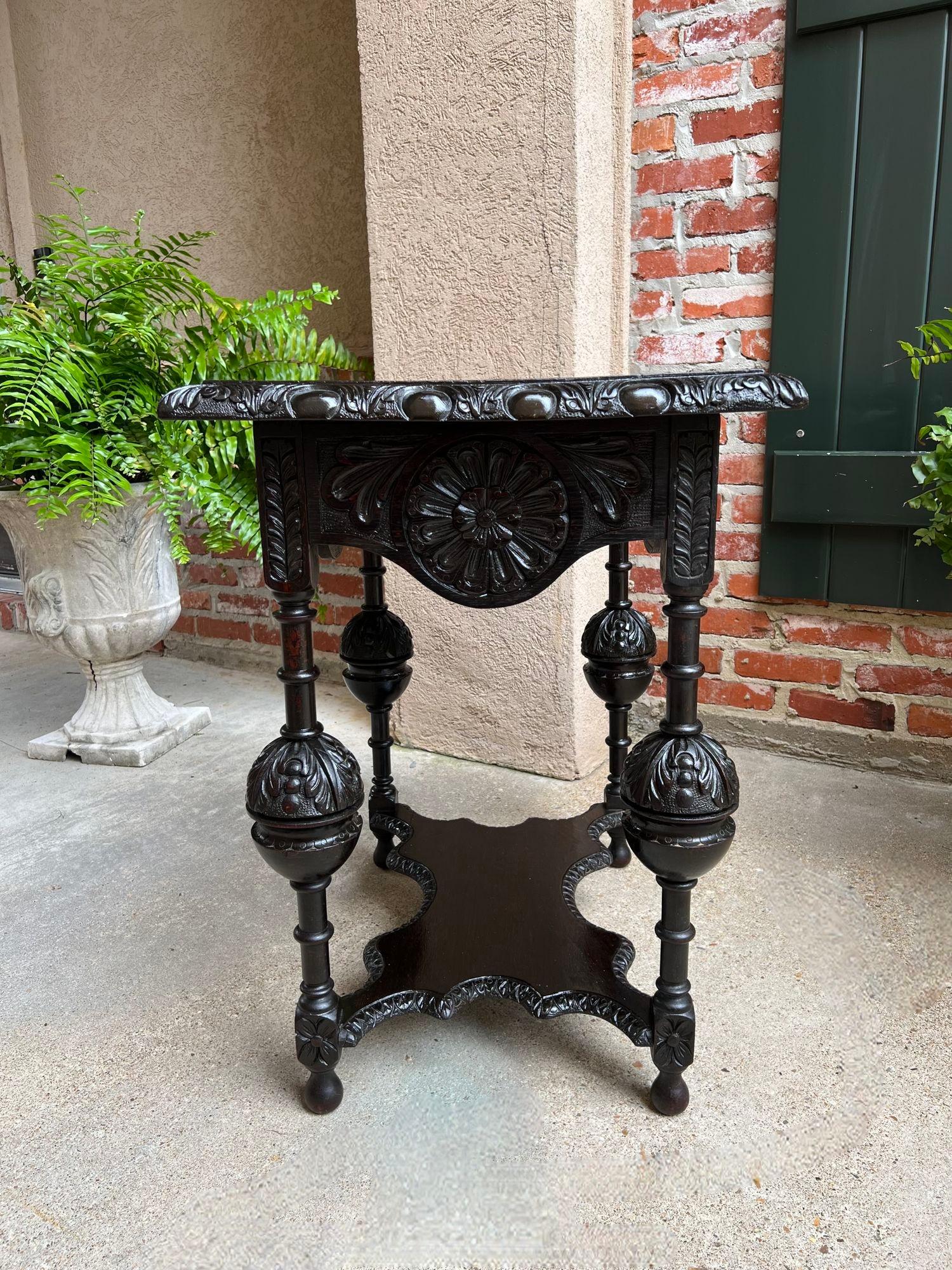 Chêne Ancienne table de canapé d'appoint anglaise baroque à deux niveaux Tudor en chêne sculpté et ébénisé