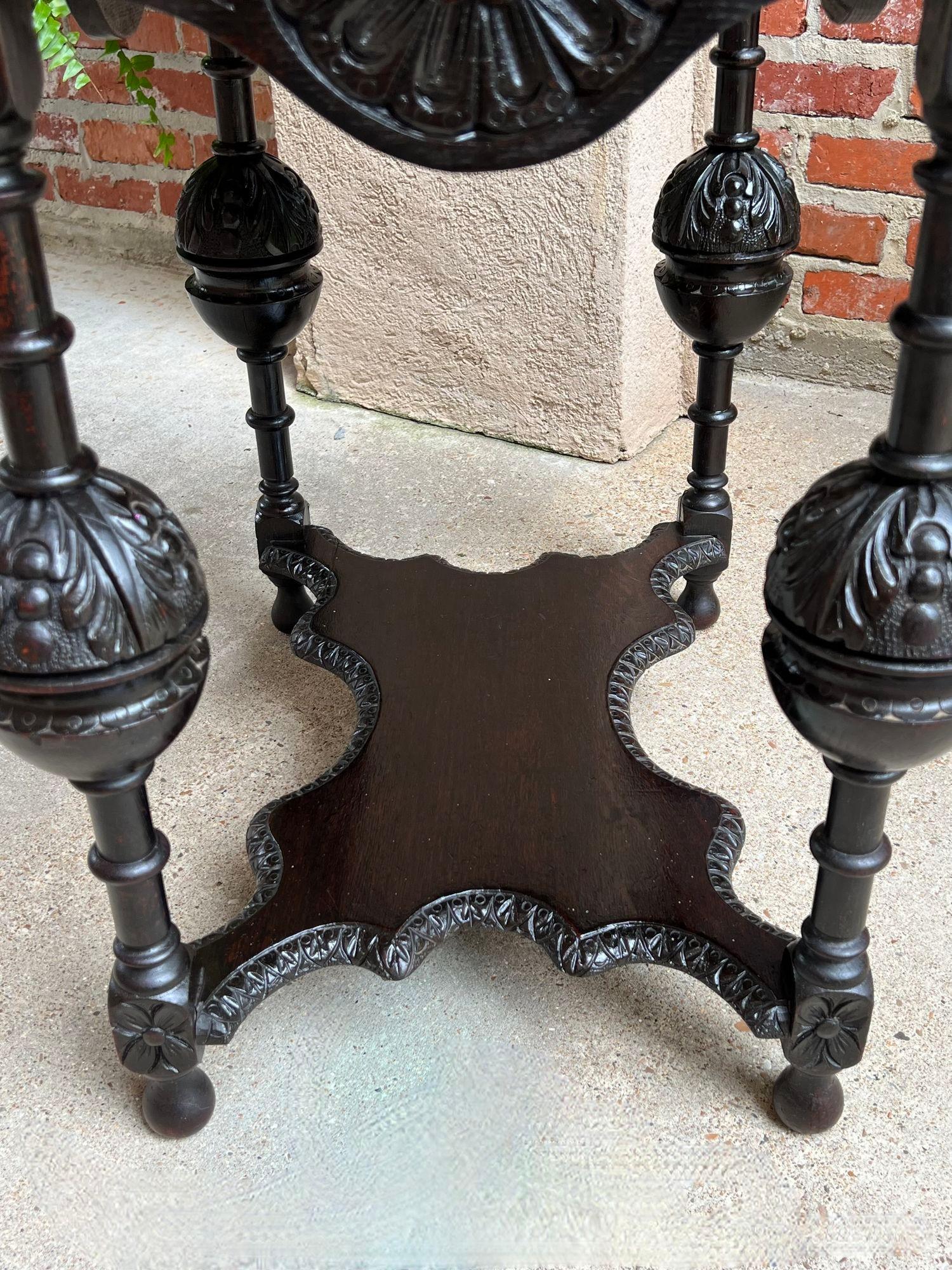 Ancienne table de canapé d'appoint anglaise baroque à deux niveaux Tudor en chêne sculpté et ébénisé 1