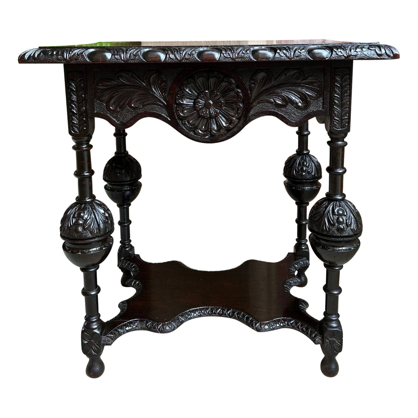 Ancienne table de canapé d'appoint anglaise baroque à deux niveaux Tudor en chêne sculpté et ébénisé
