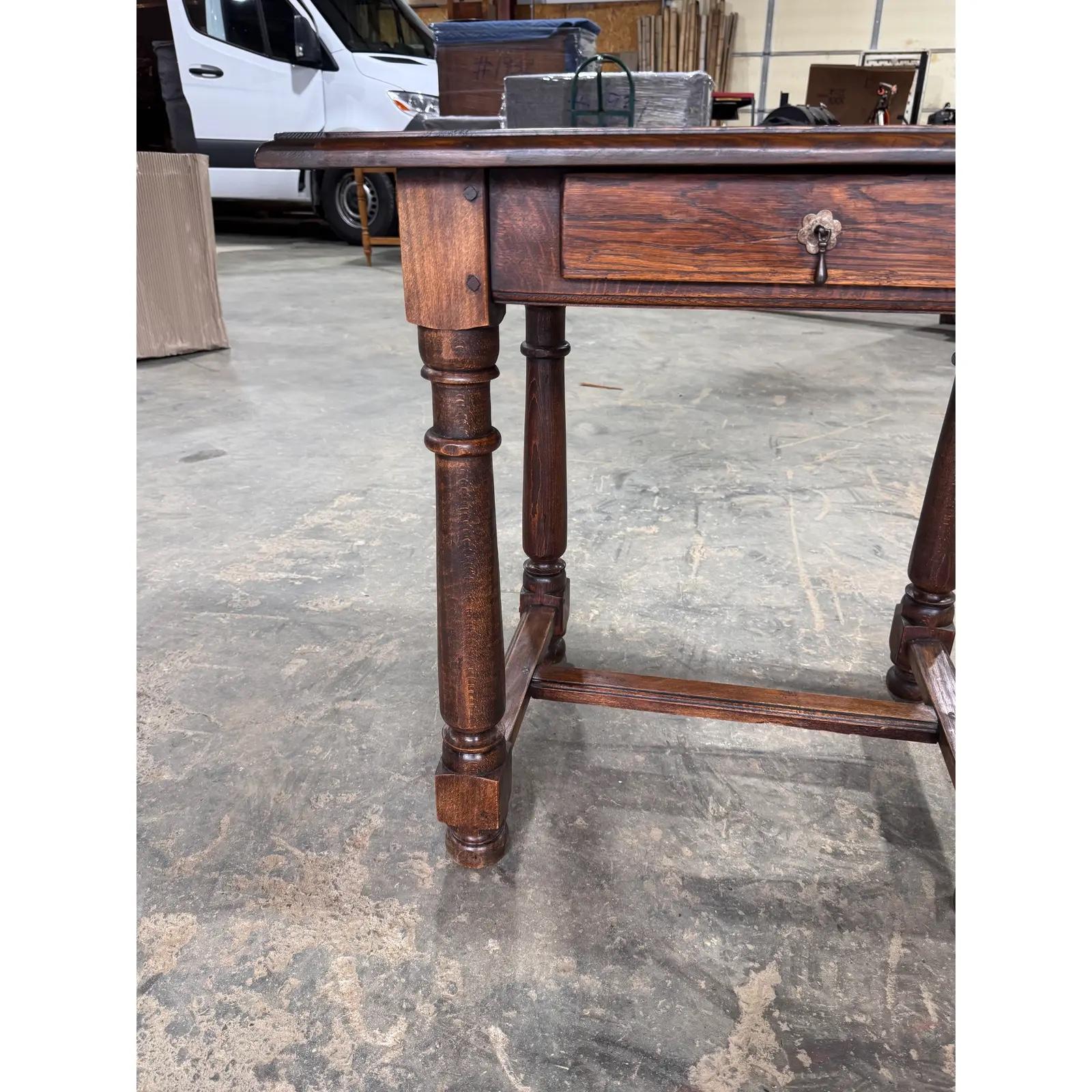 Il s'agit d'un excellent exemple de navire artisanal anglais. Cette table d'appoint anglaise du XIXe siècle comporte un seul tiroir et repose sur des pieds joliment tournés. La couleur et la patine sont excellentes. Les extrémités de la planche à