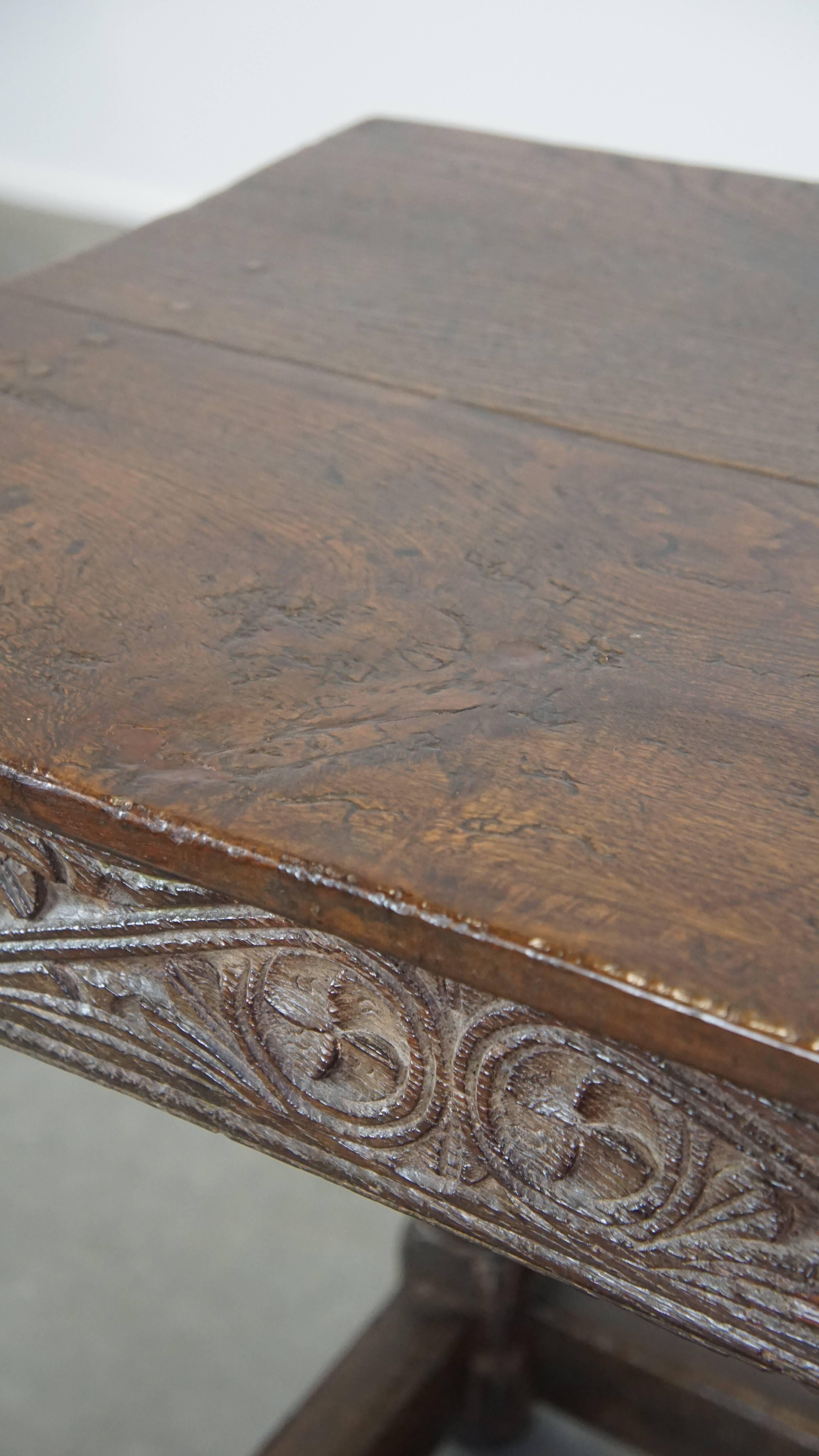 Table d'appoint anglaise ancienne du début du 18e siècle avec de beaux détails en vente 3