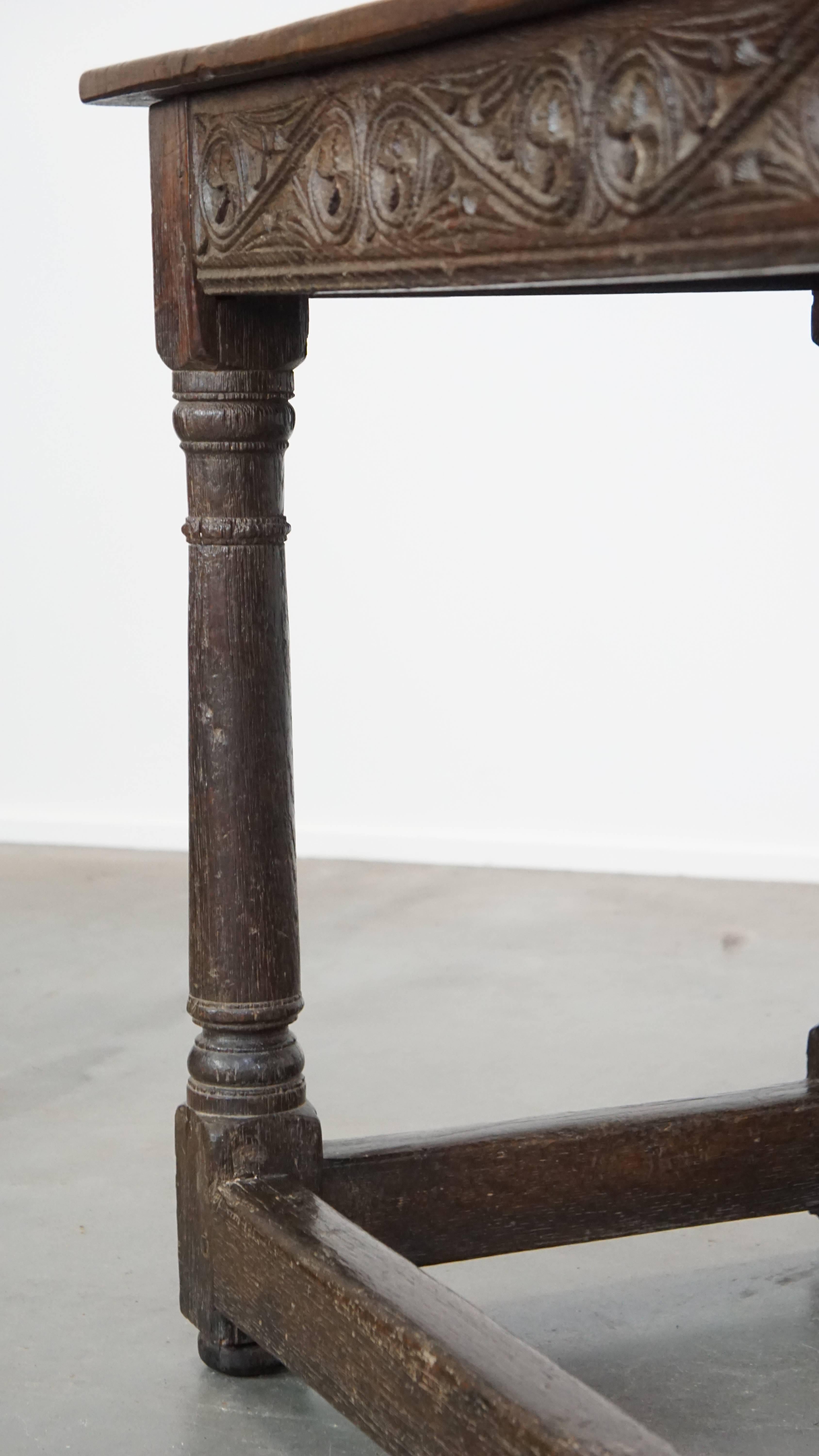 Table d'appoint anglaise ancienne du début du 18e siècle avec de beaux détails en vente 4