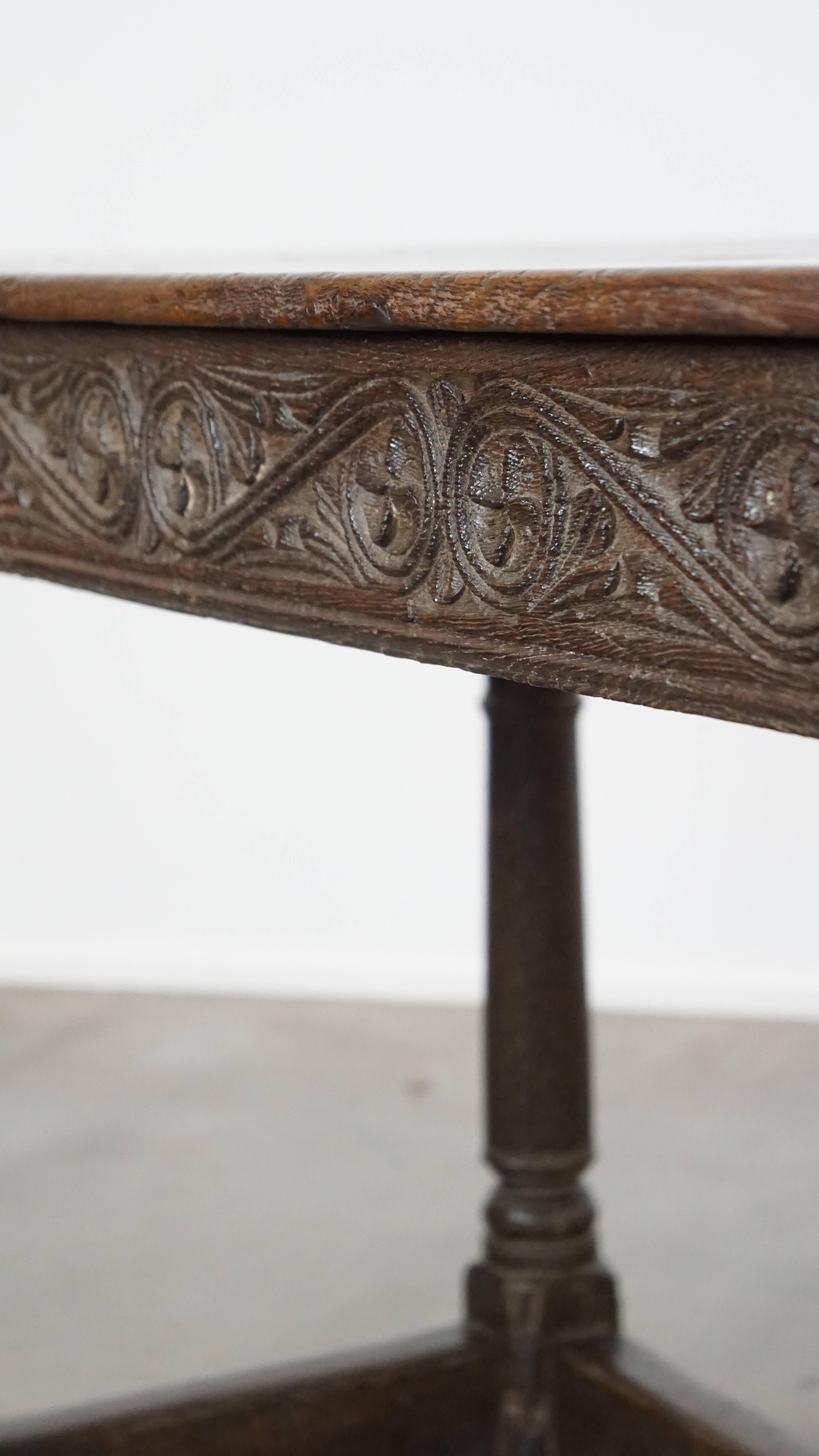 Table d'appoint anglaise ancienne du début du 18e siècle avec de beaux détails en vente 5