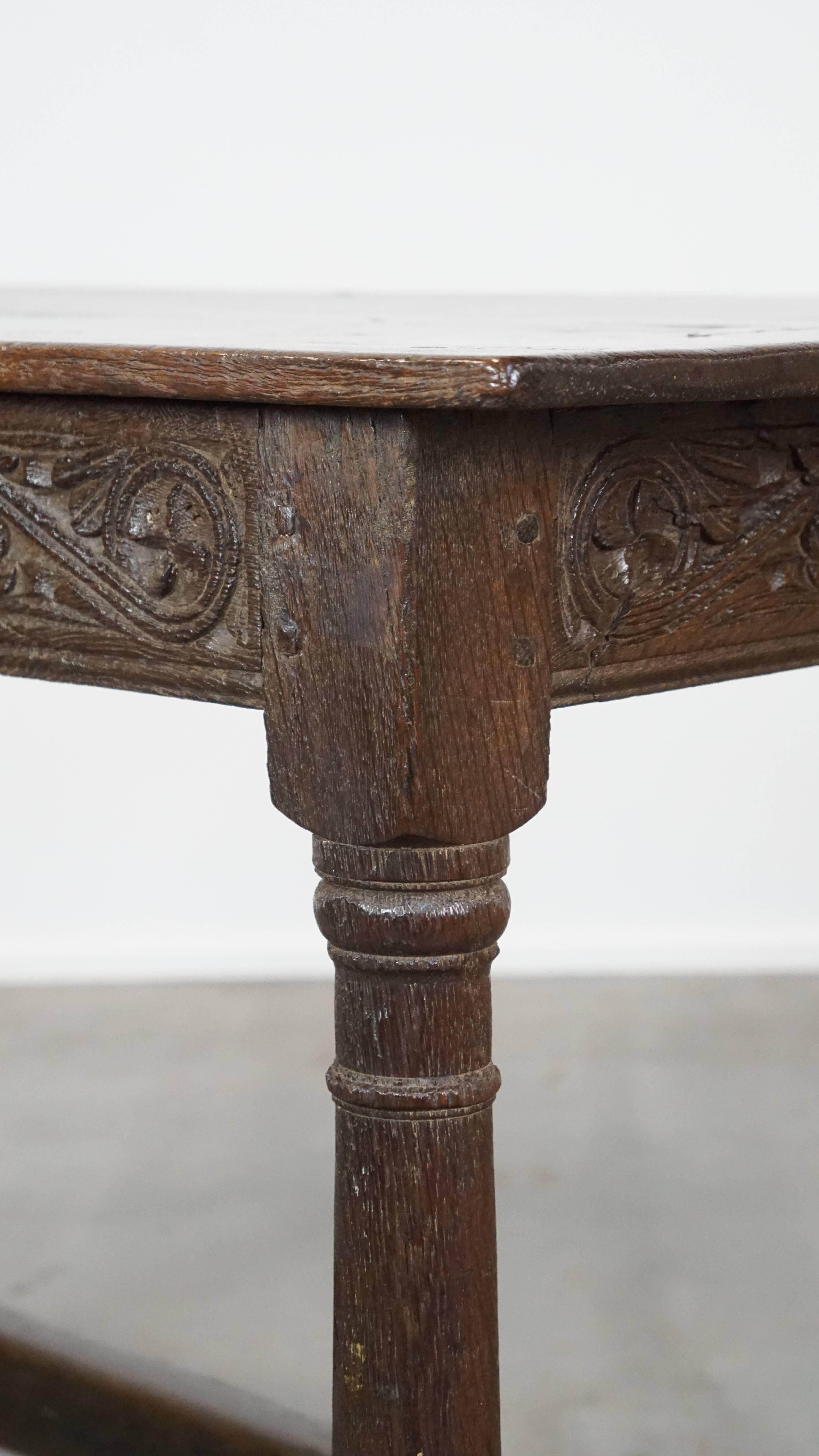 Table d'appoint anglaise ancienne du début du 18e siècle avec de beaux détails en vente 6