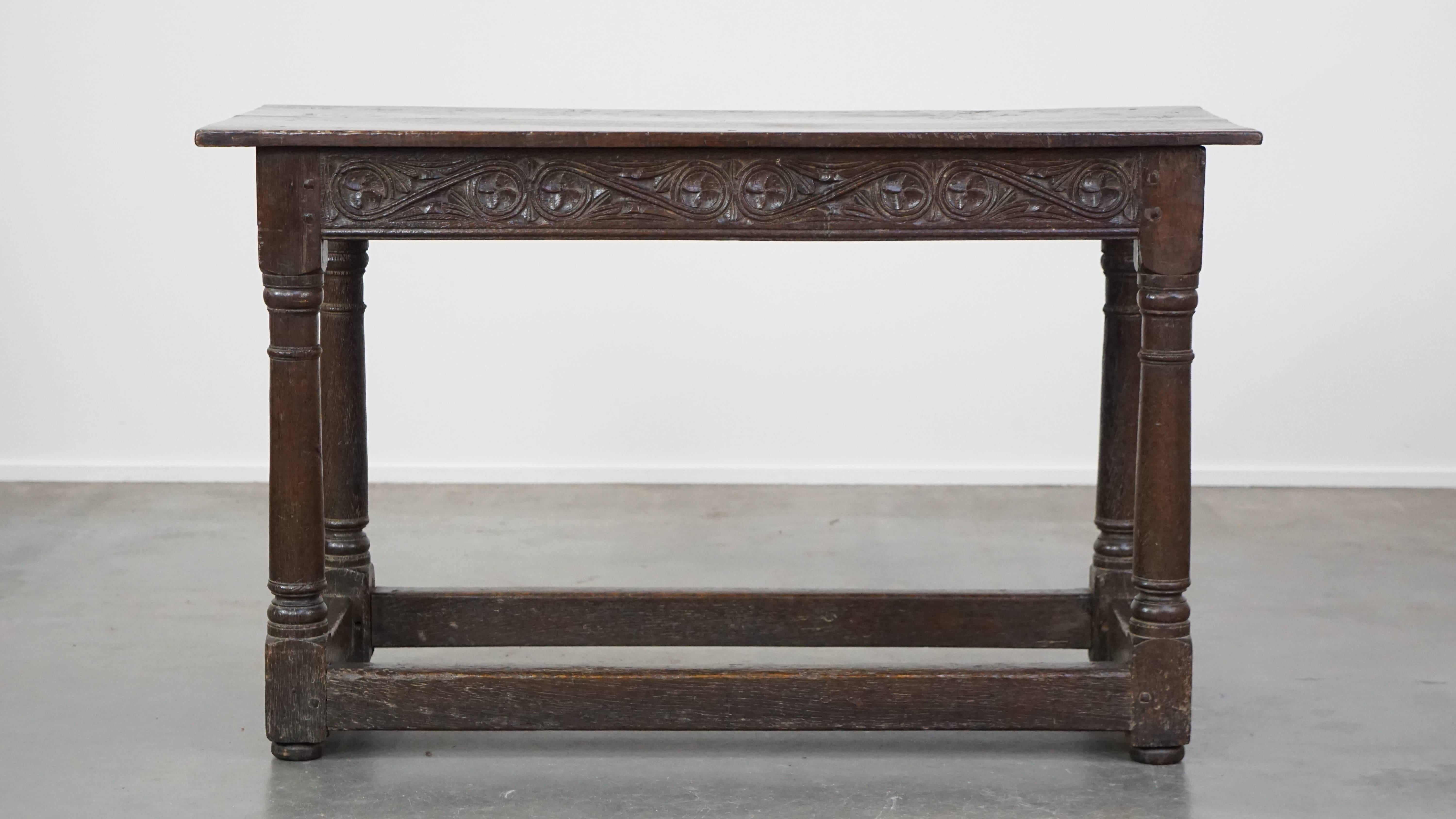 Cette magnifique table d'appoint anglaise ancienne, datant du début du XVIIIe siècle, attire tous les regards et peut facilement trouver sa place dans presque tous les intérieurs. Il présente un joli design et de magnifiques détails dans la