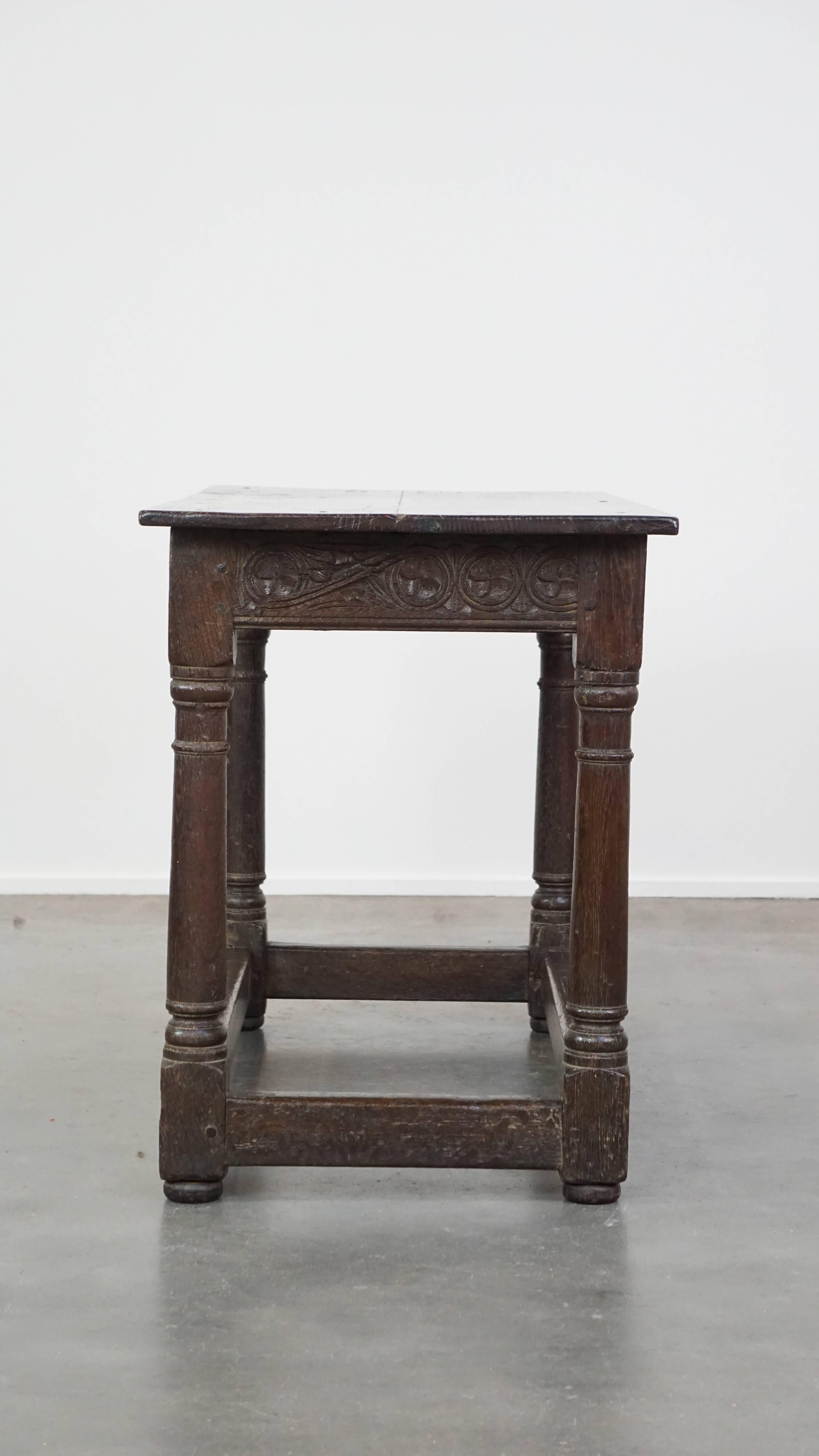 Anglais Table d'appoint anglaise ancienne du début du 18e siècle avec de beaux détails en vente