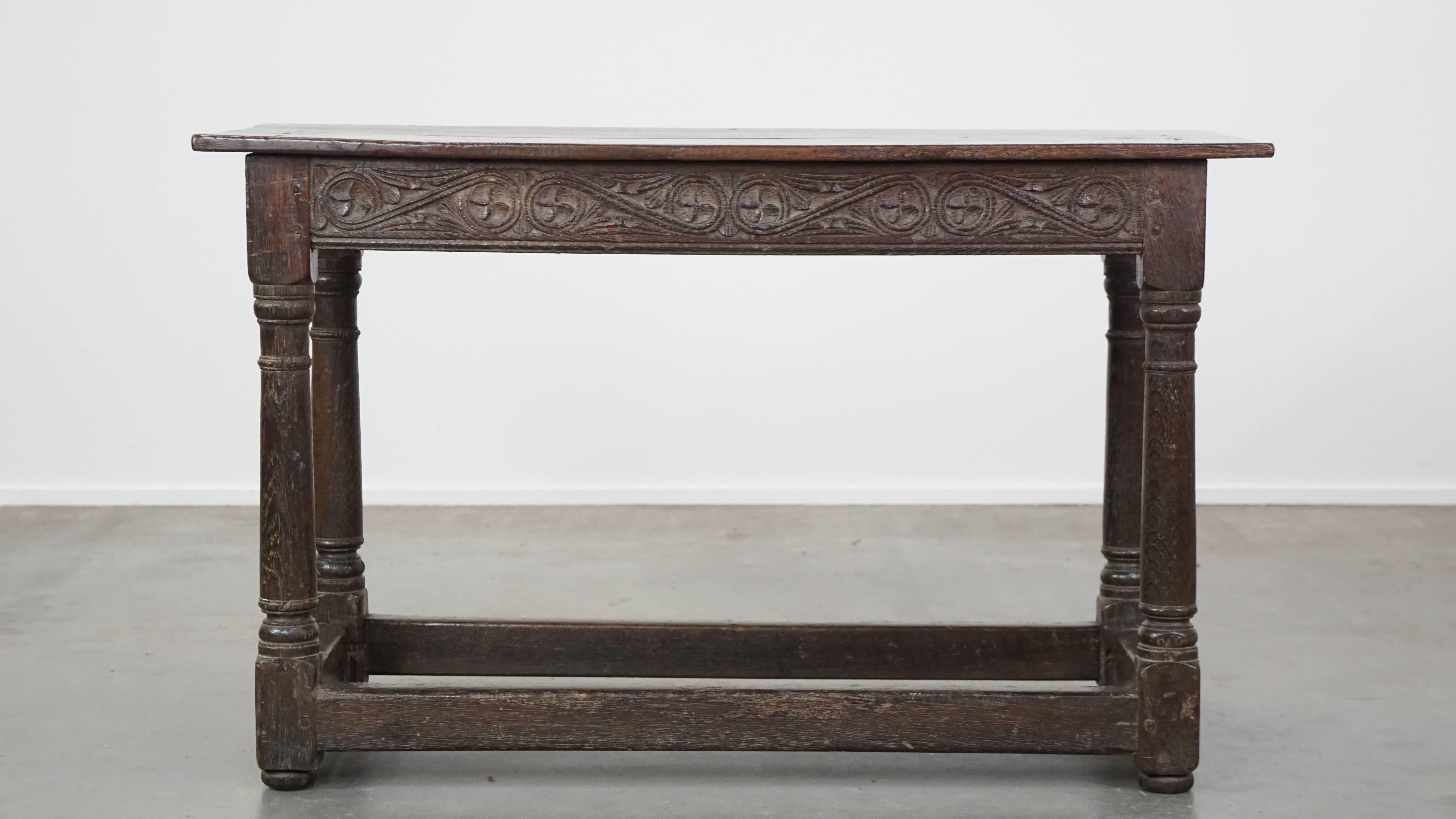 Fait main Table d'appoint anglaise ancienne du début du 18e siècle avec de beaux détails en vente