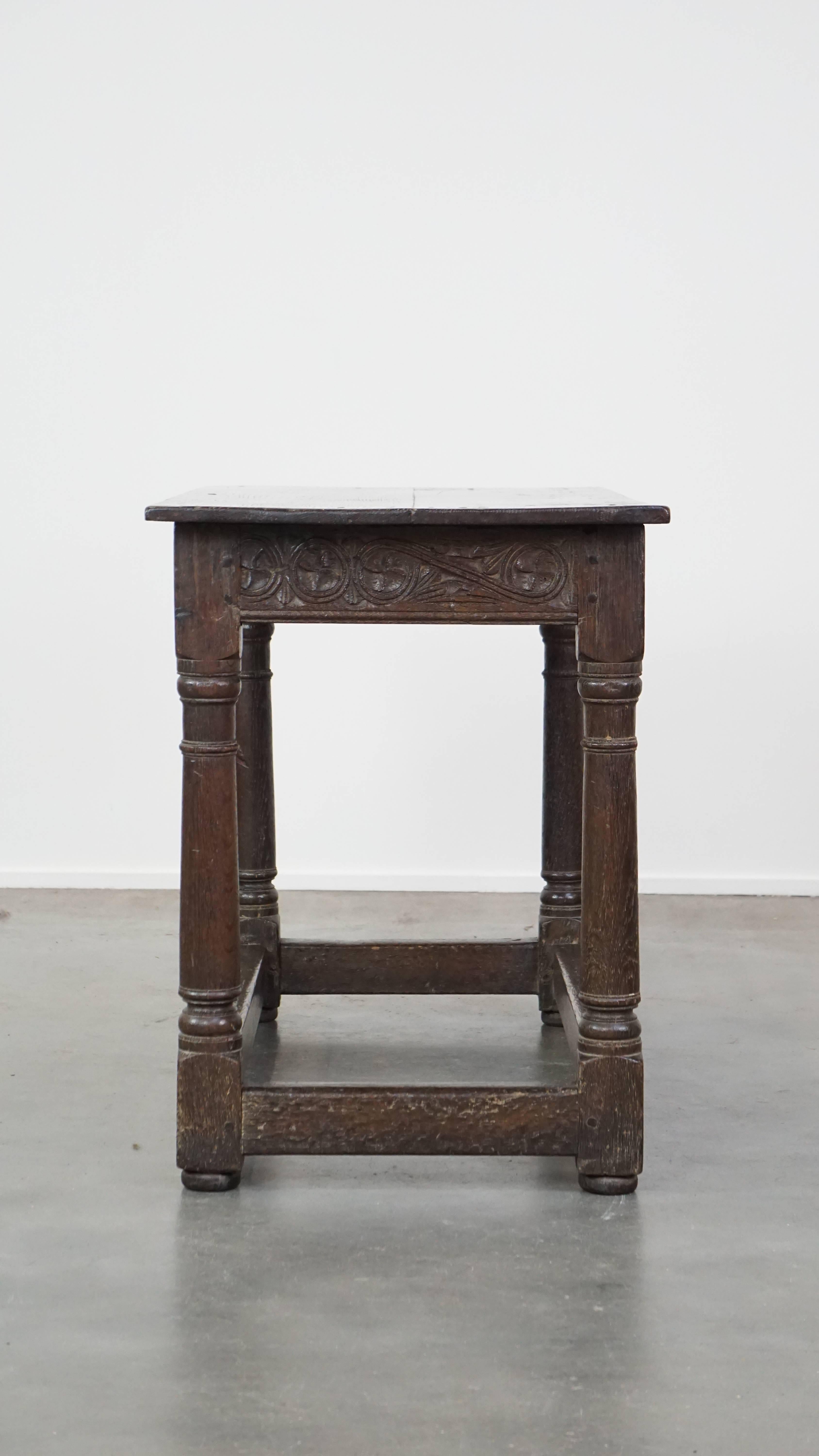 Table d'appoint anglaise ancienne du début du 18e siècle avec de beaux détails Bon état - En vente à Harderwijk, NL