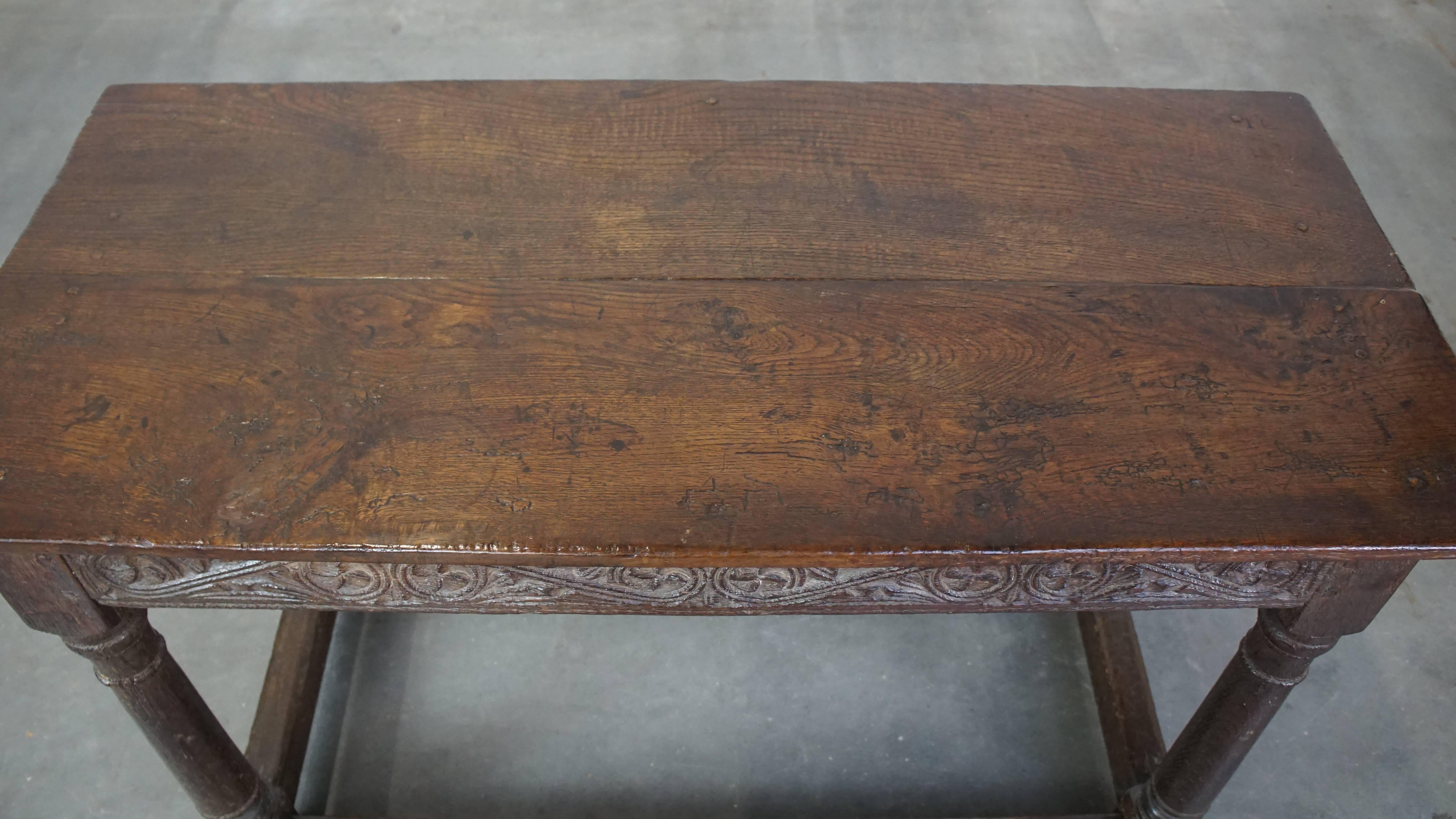 XVIIIe siècle Table d'appoint anglaise ancienne du début du 18e siècle avec de beaux détails en vente