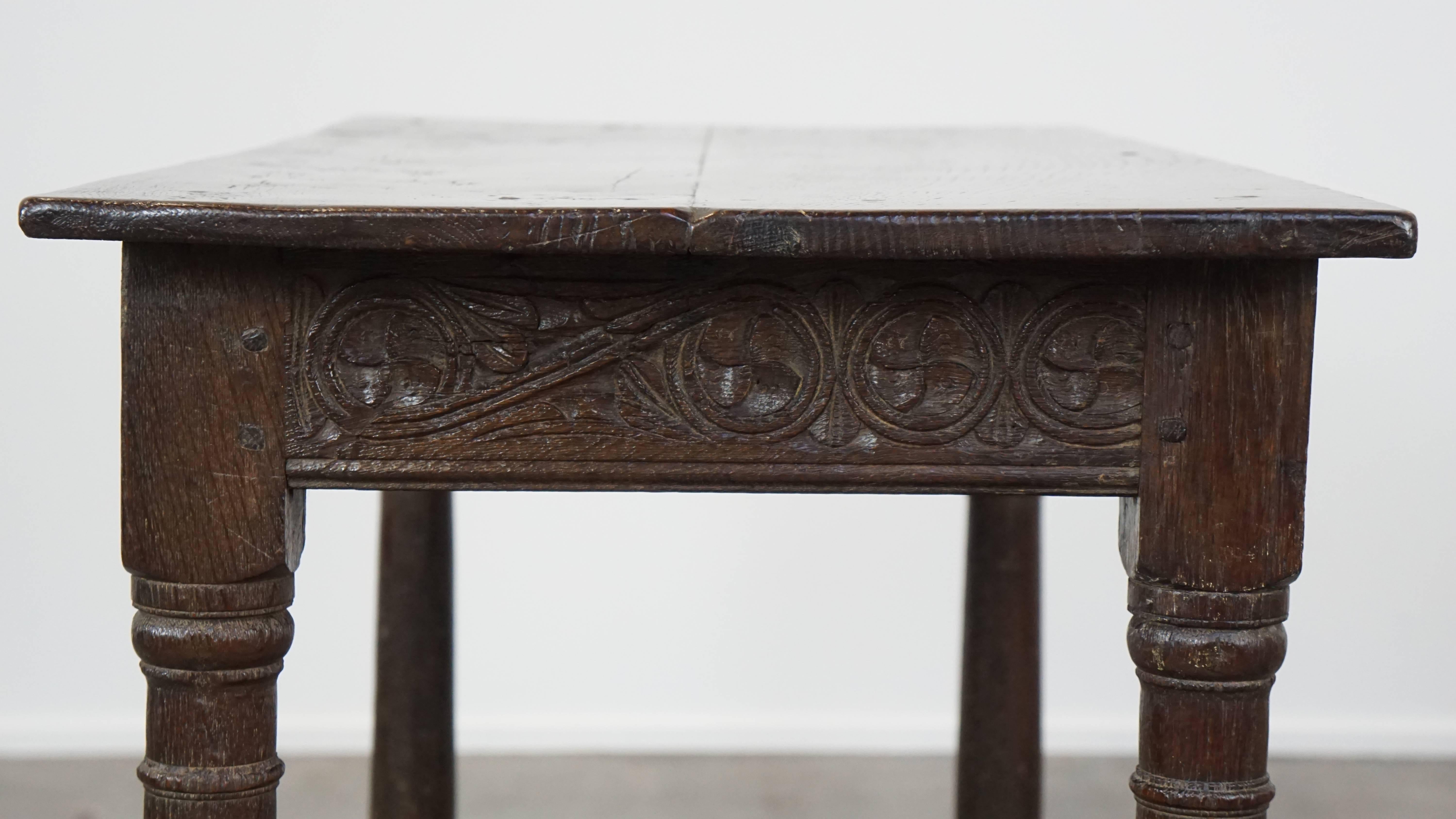 Bois Table d'appoint anglaise ancienne du début du 18e siècle avec de beaux détails en vente