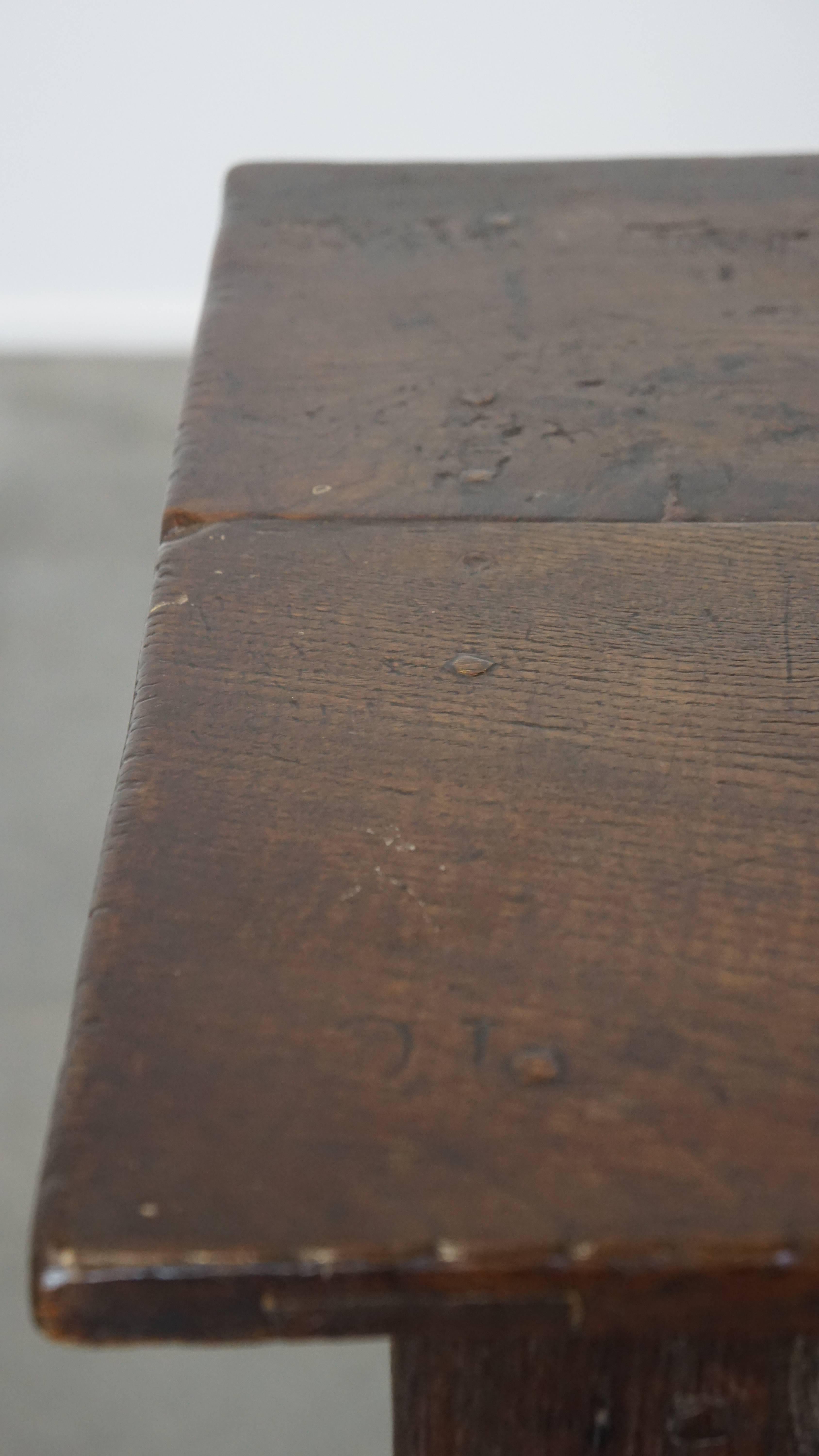 Table d'appoint anglaise ancienne du début du 18e siècle avec de beaux détails en vente 1