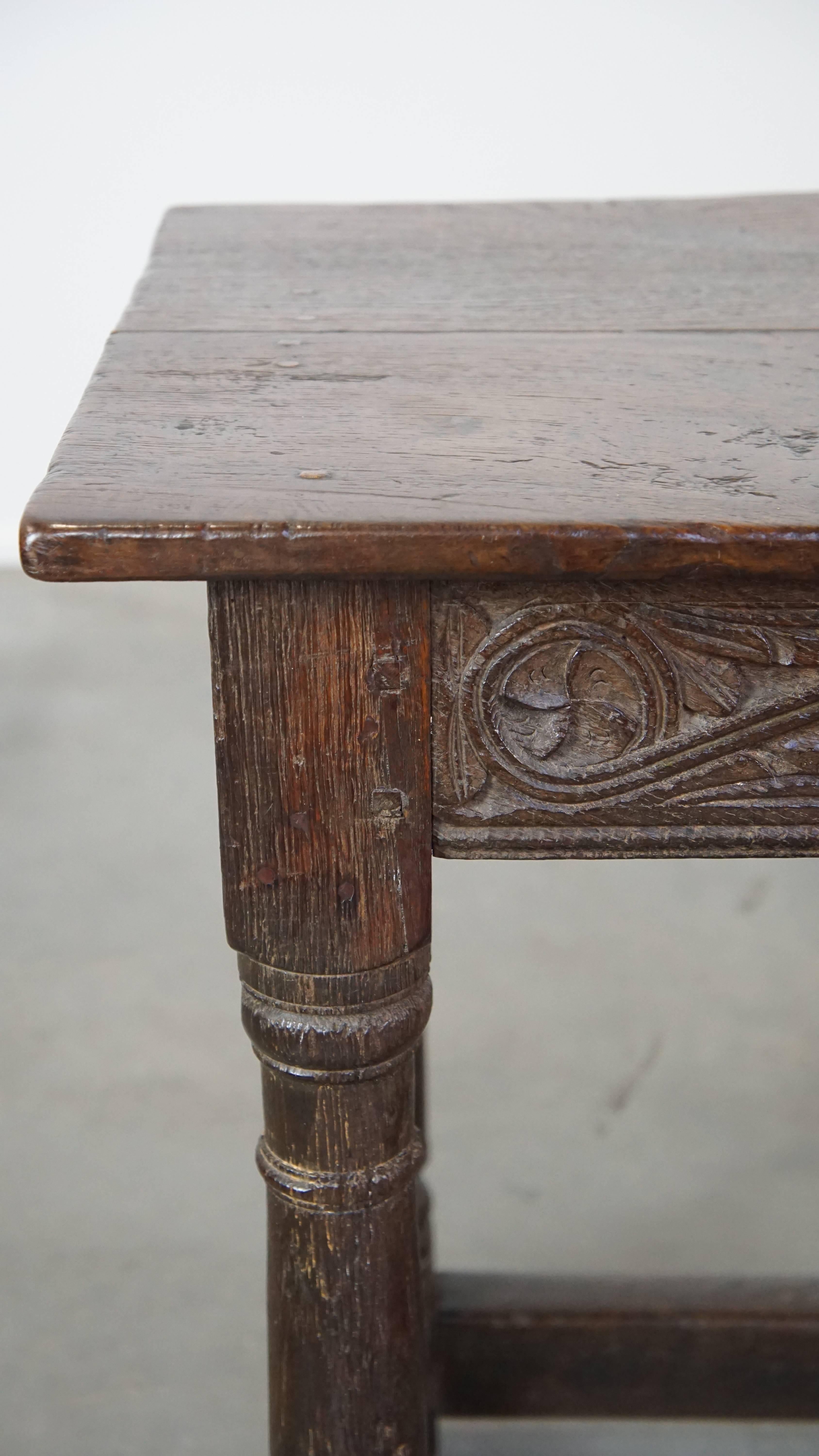 Table d'appoint anglaise ancienne du début du 18e siècle avec de beaux détails en vente 2